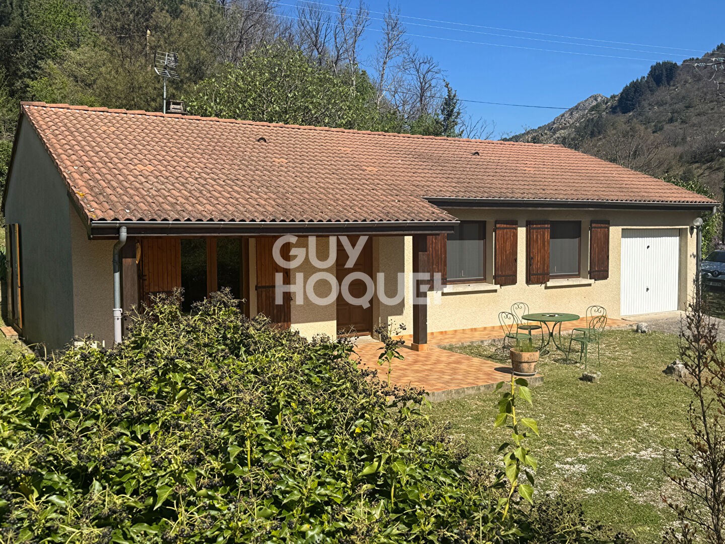 Proximité et vue sur  village d'Antraigues-Asperjoc