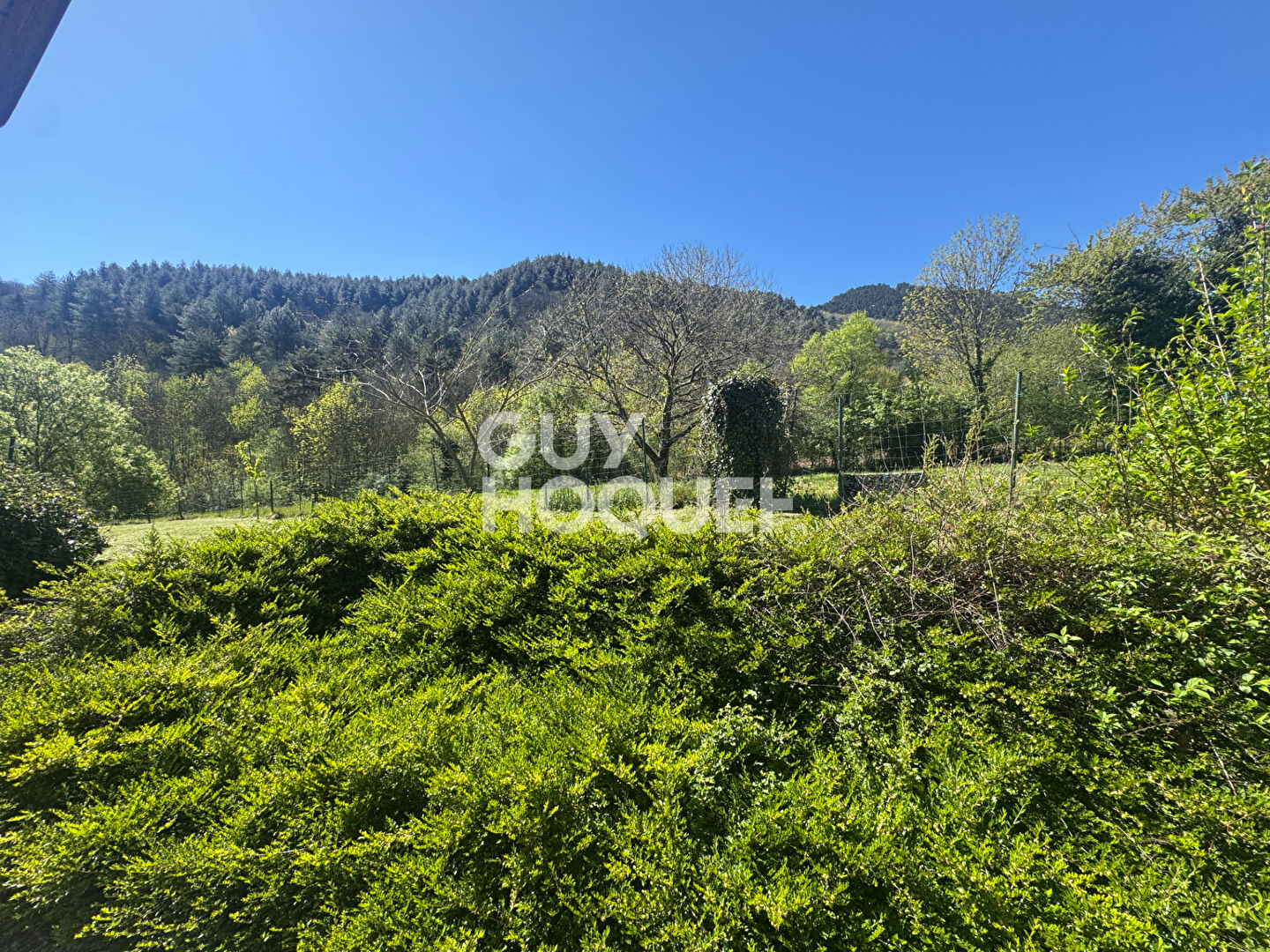 Proximité et vue sur  village d'Antraigues-Asperjoc