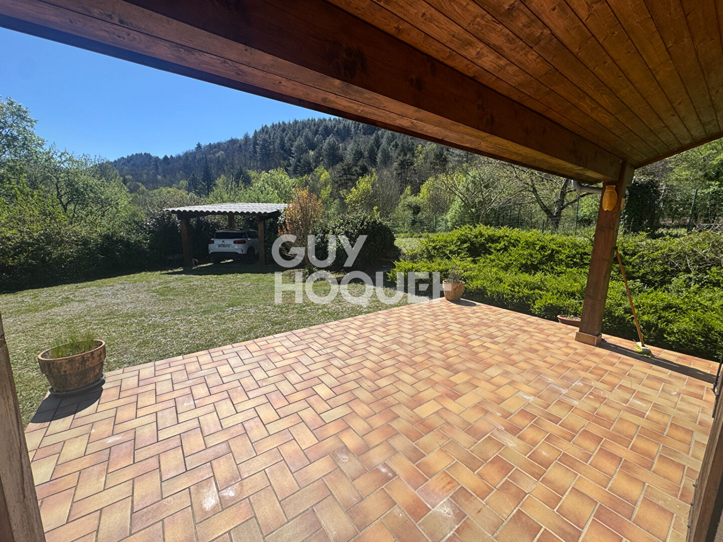 Proximité et vue sur  village d'Antraigues-Asperjoc