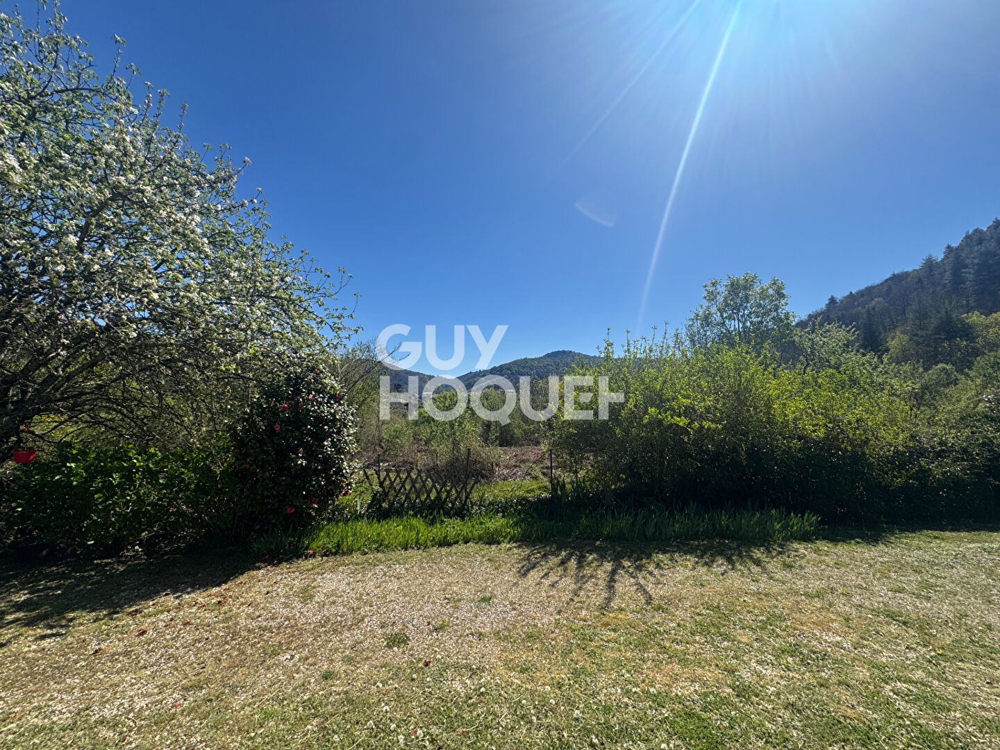 Proximité et vue sur  village d'Antraigues-Asperjoc