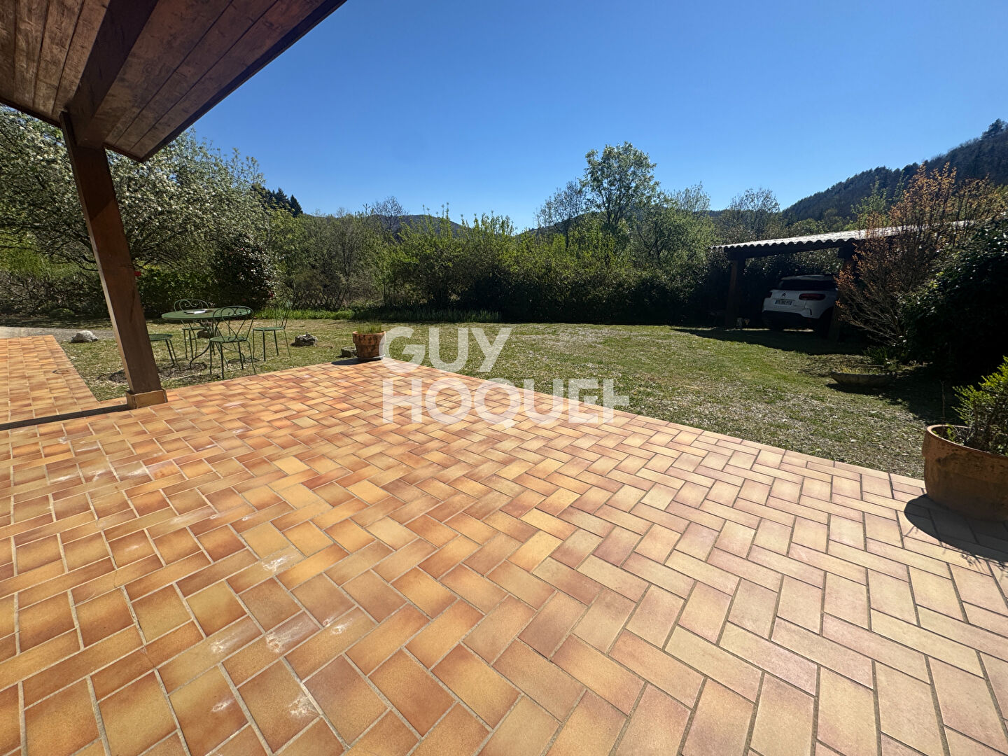 Proximité et vue sur  village d'Antraigues-Asperjoc