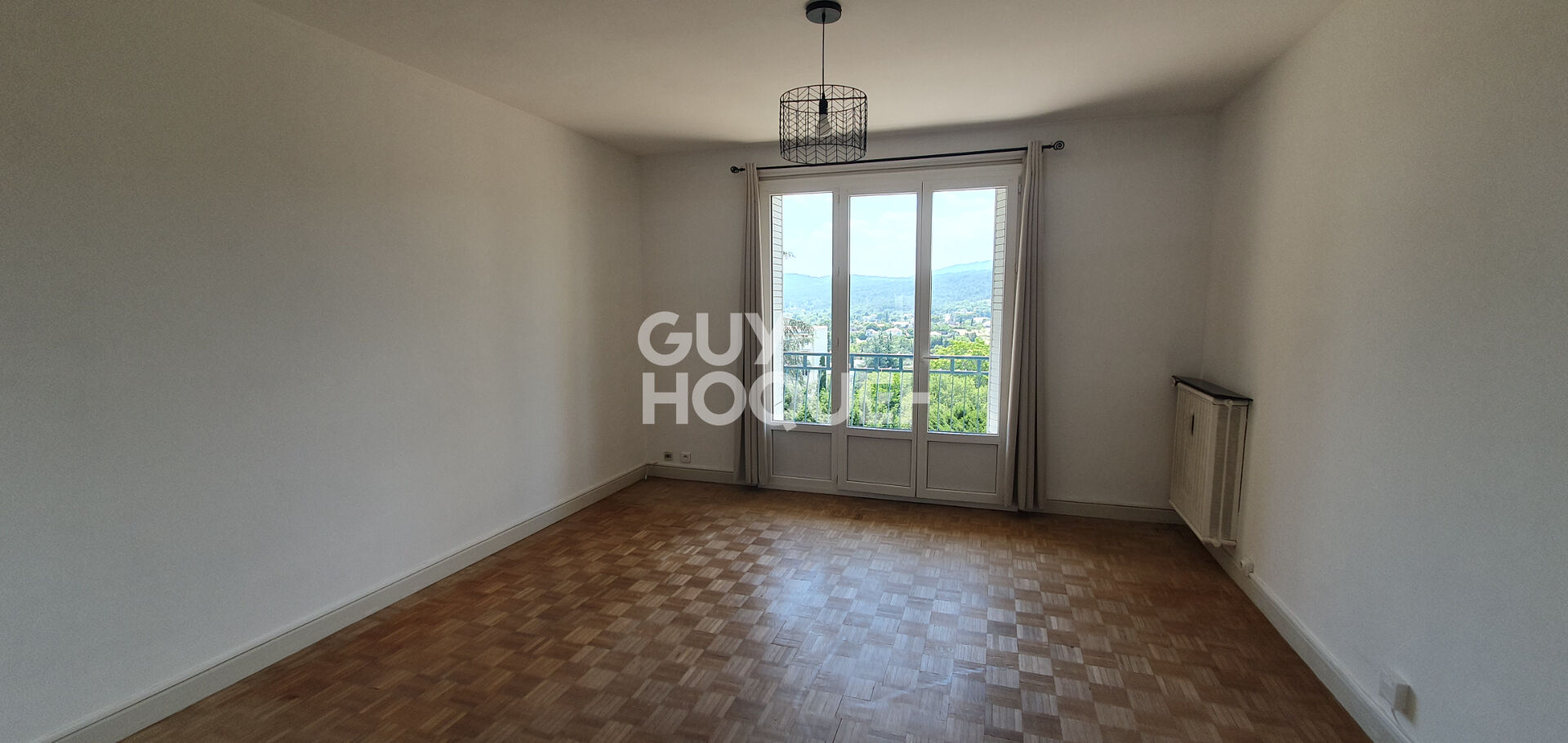 Appartement 4 pièces lumineux avec grand balcon et stationnement