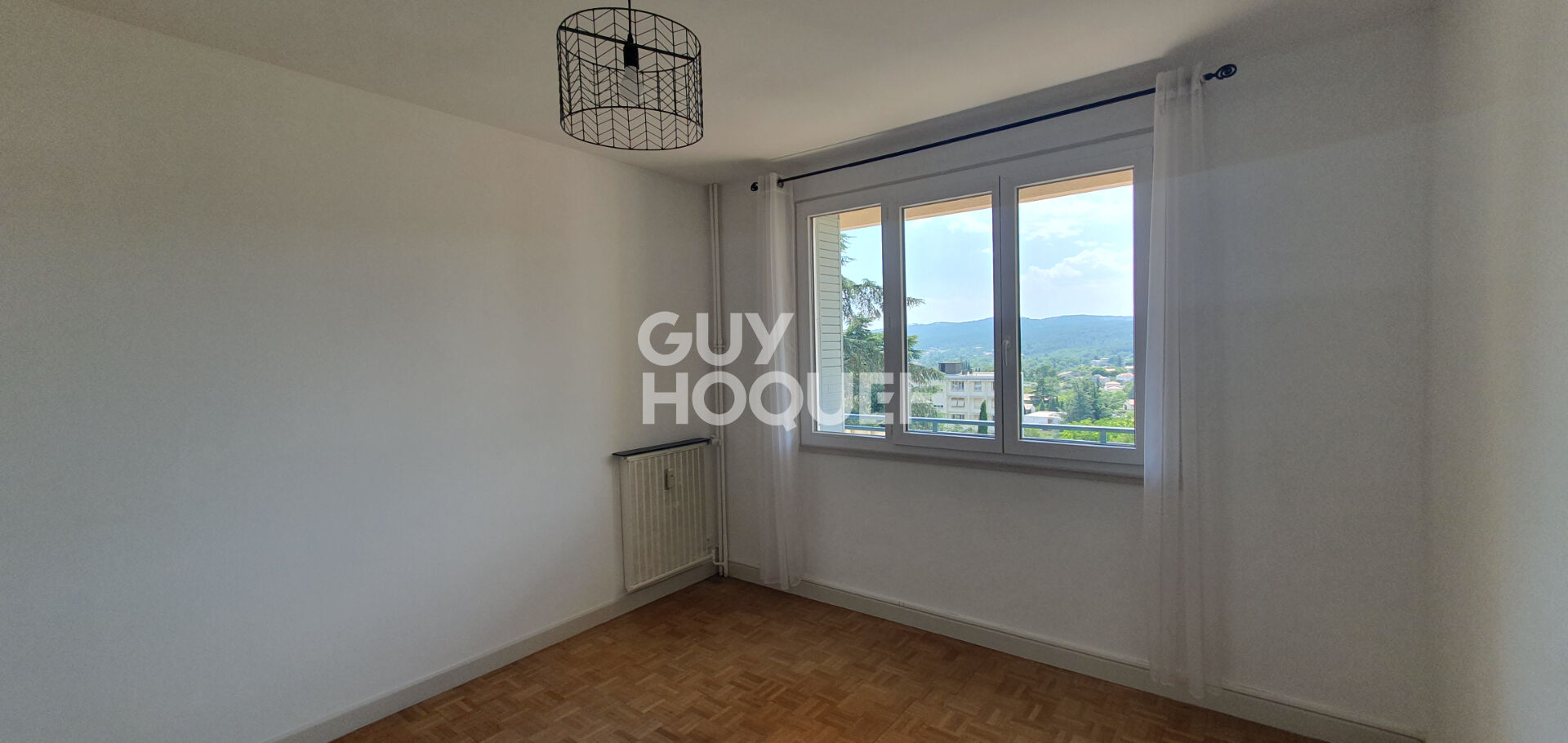 Appartement 4 pièces lumineux avec grand balcon et stationnement