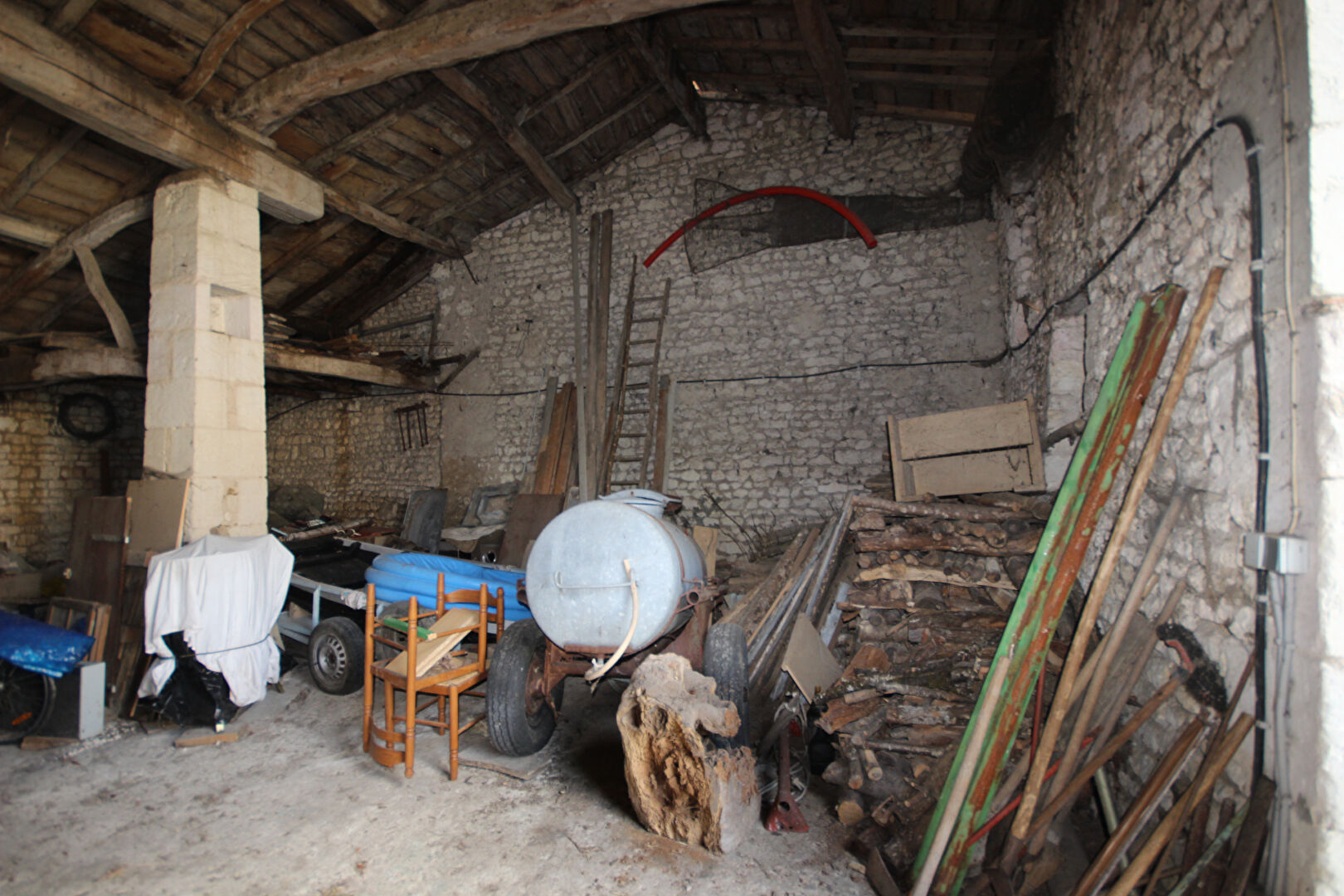 Charentaise à finir de rénover, Courcoury !