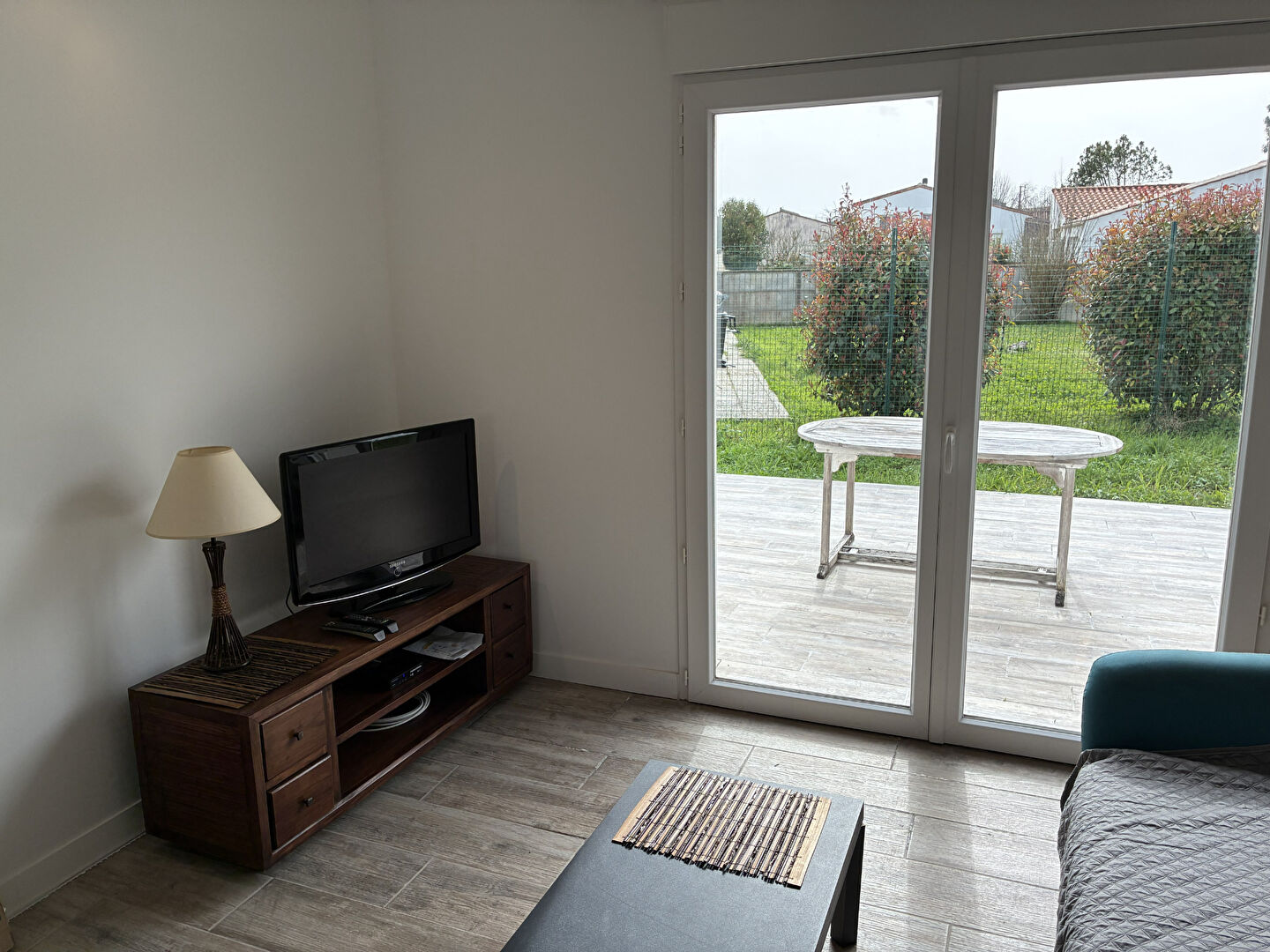 À louer à l'année  - Maison meublée rénovée avec jardin