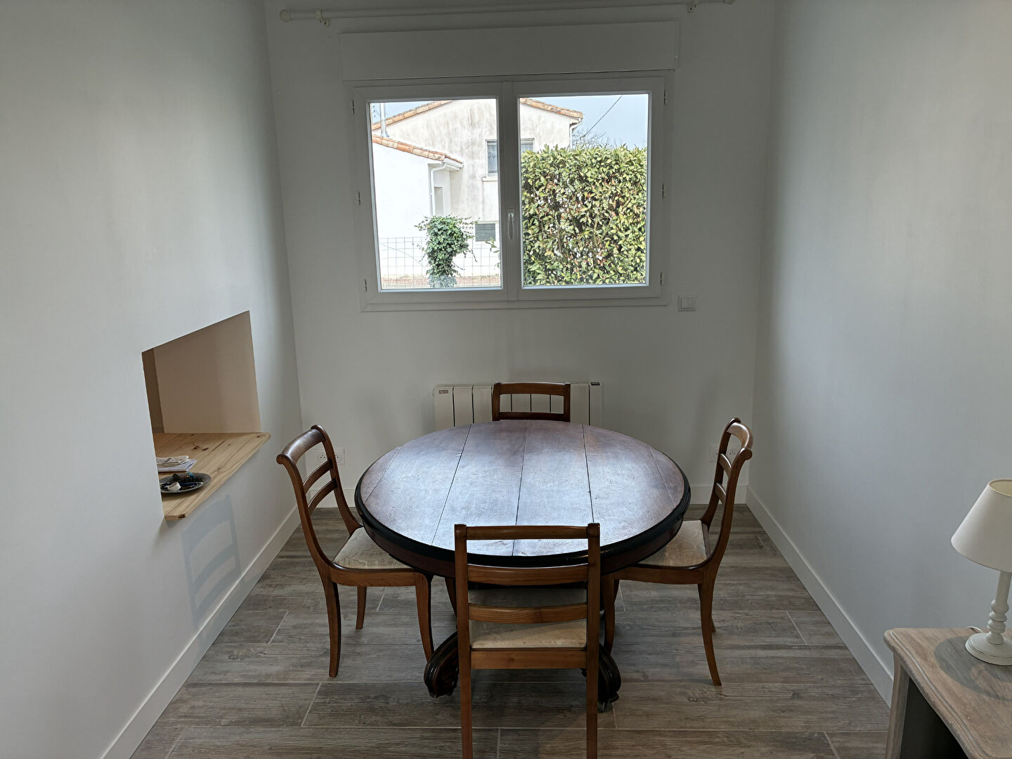 À louer à l'année  - Maison meublée rénovée avec jardin