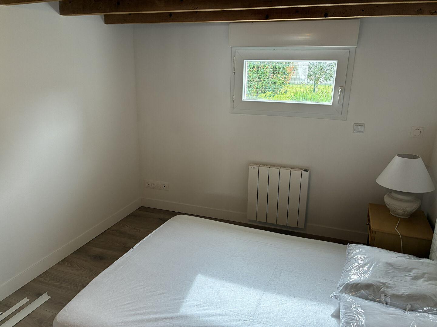 À louer à l'année  - Maison meublée rénovée avec jardin