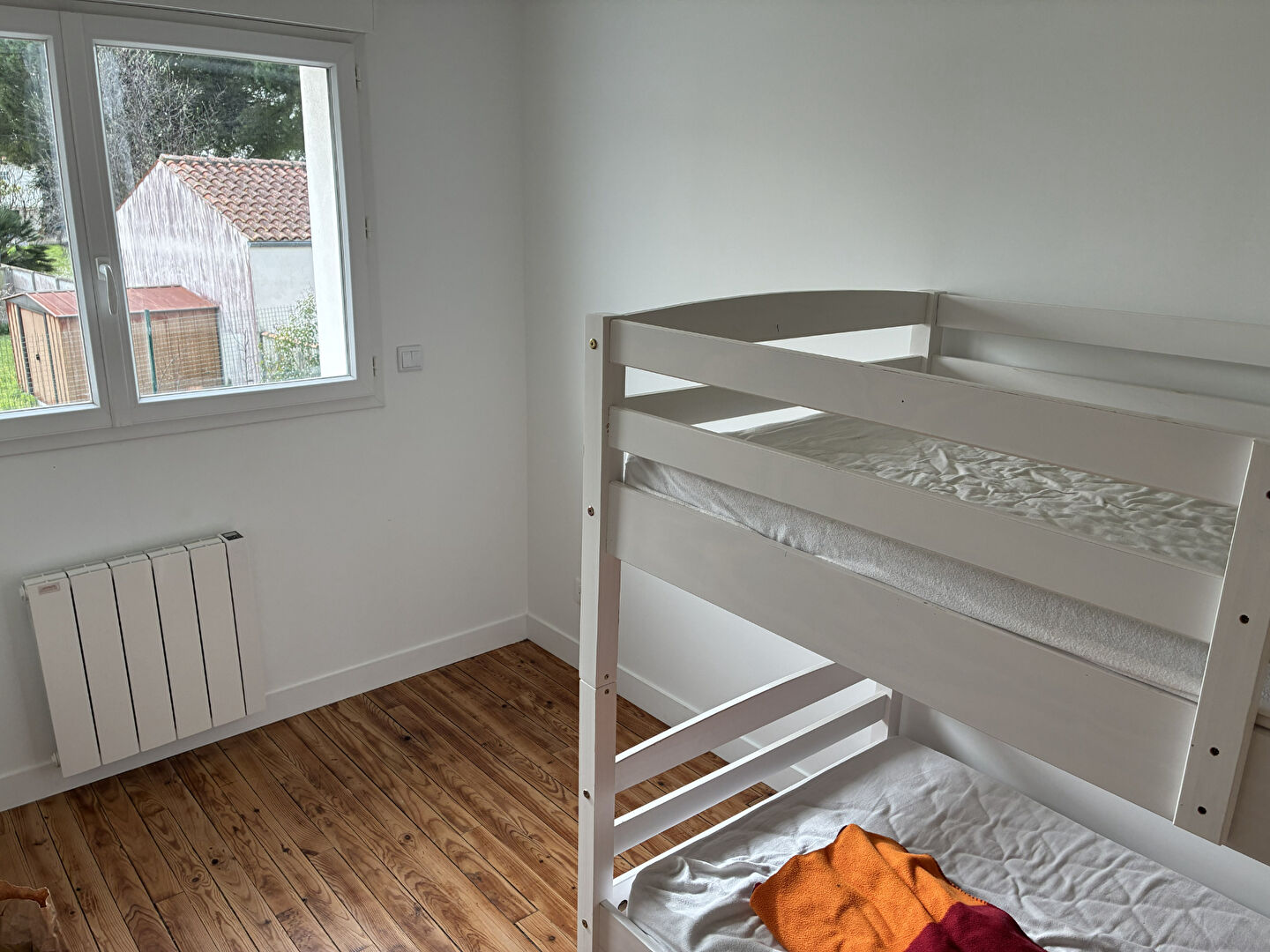 À louer à l'année  - Maison meublée rénovée avec jardin