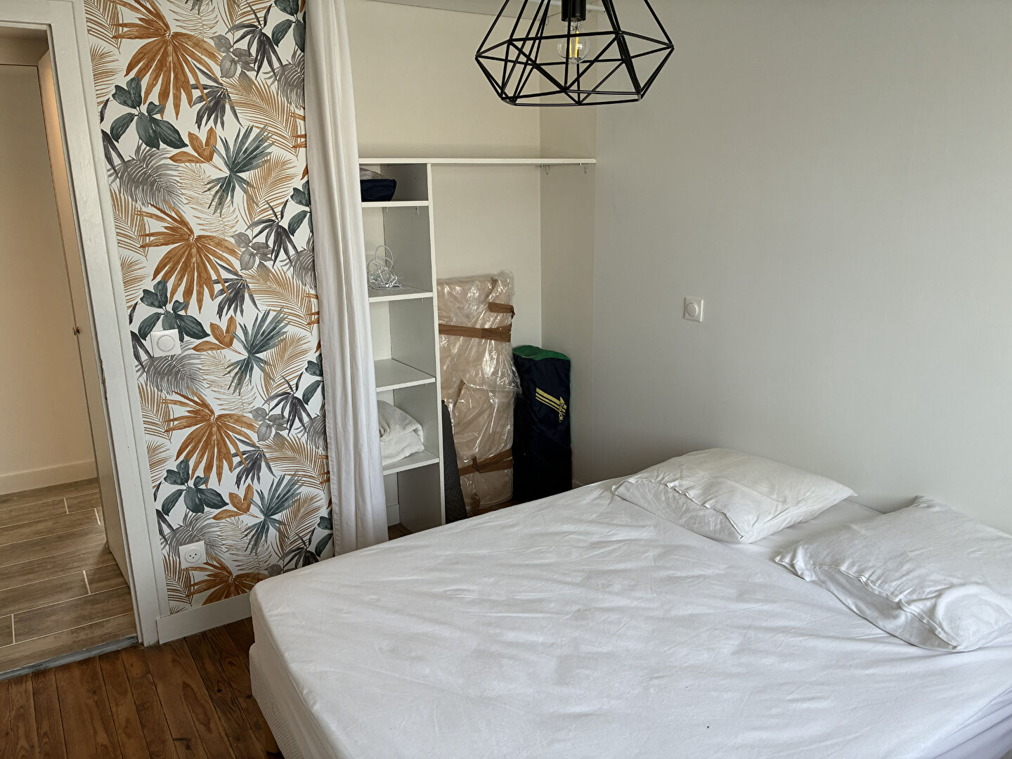 À louer à l'année  - Maison meublée rénovée avec jardin