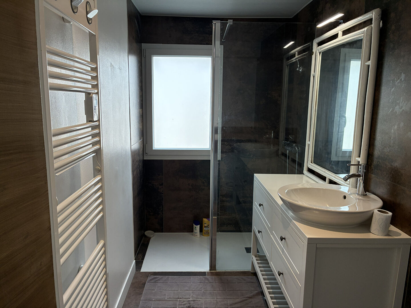 À louer à l'année  - Maison meublée rénovée avec jardin