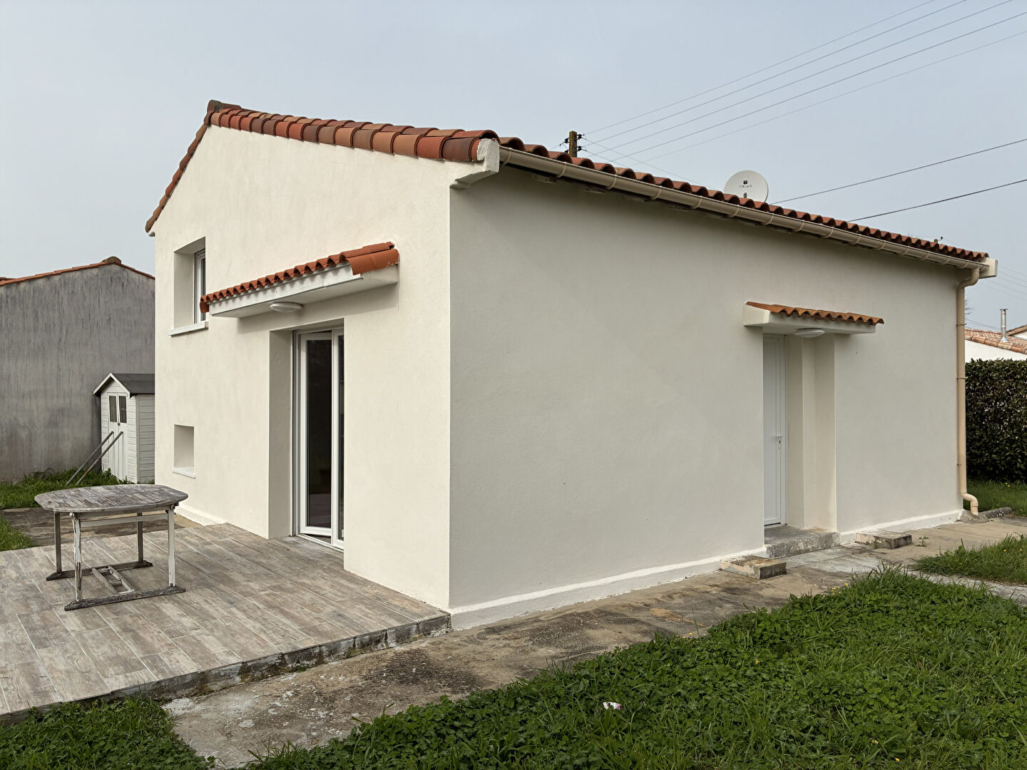À louer à l'année  - Maison meublée rénovée avec jardin