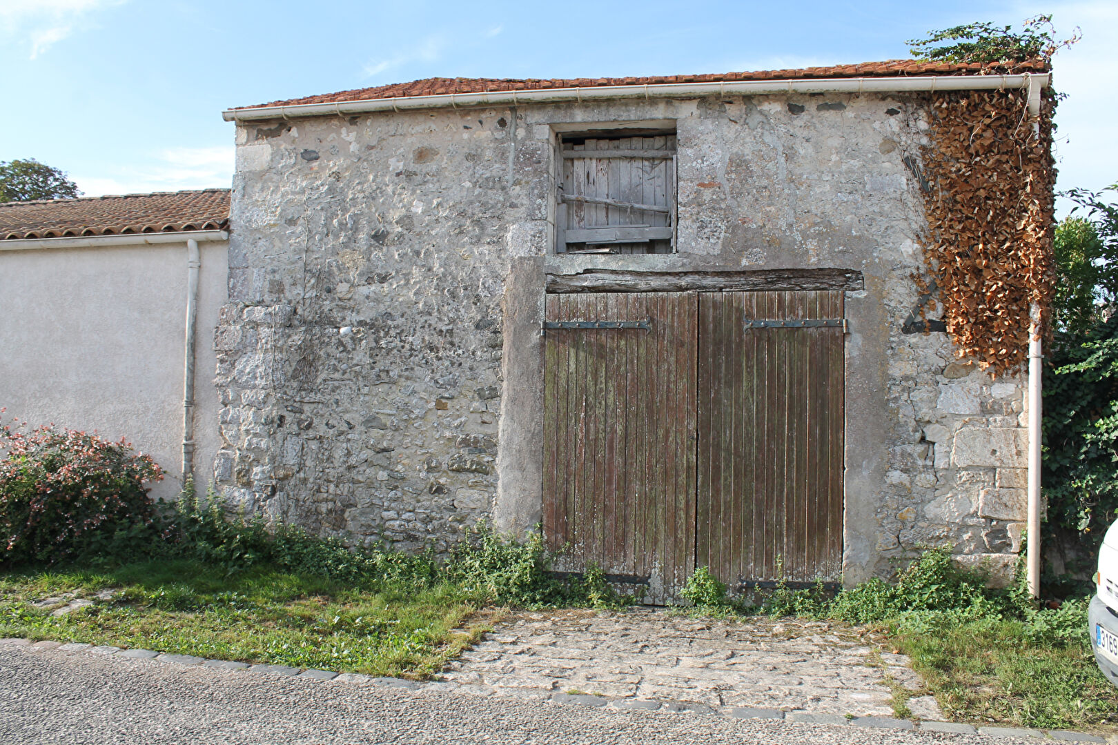 Brouage centre  -Ancienne écurie à rénover avec jardin
