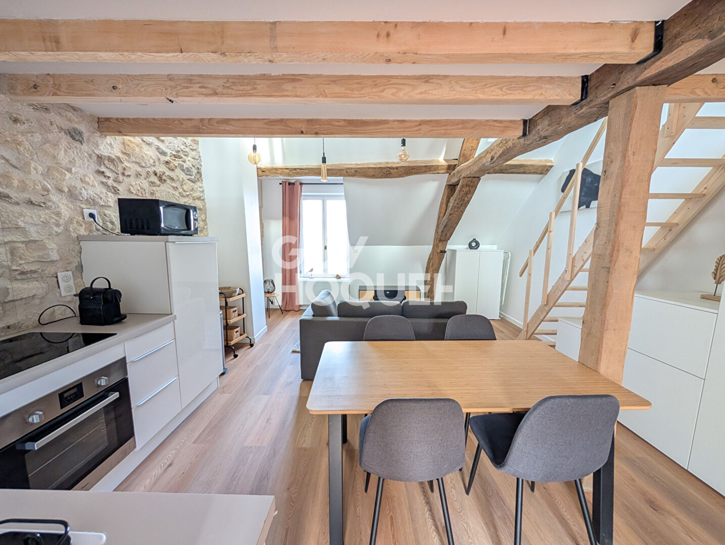 STUDIO MEUBLE avec  mezzanine 31.3 m2