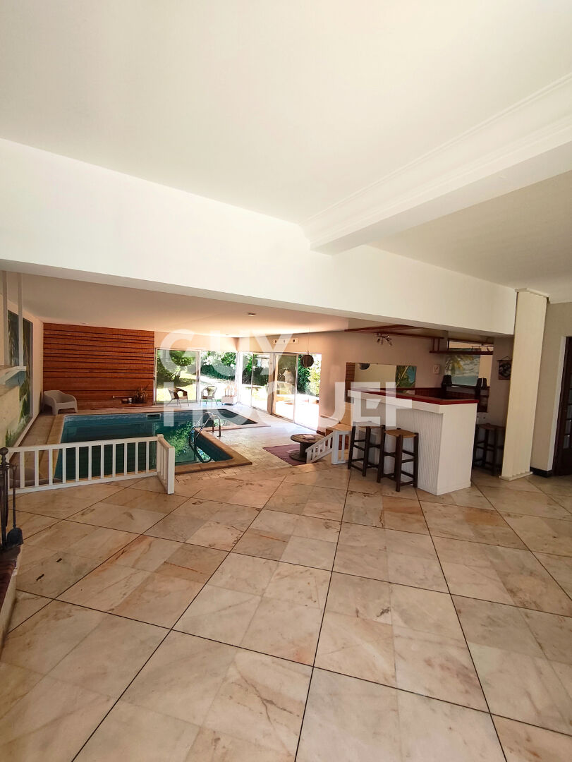 Élégante maison familiale avec piscine intérieure