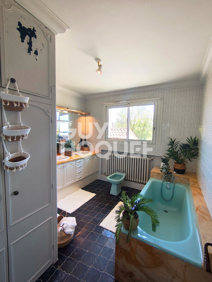 Élégante maison familiale avec piscine intérieure