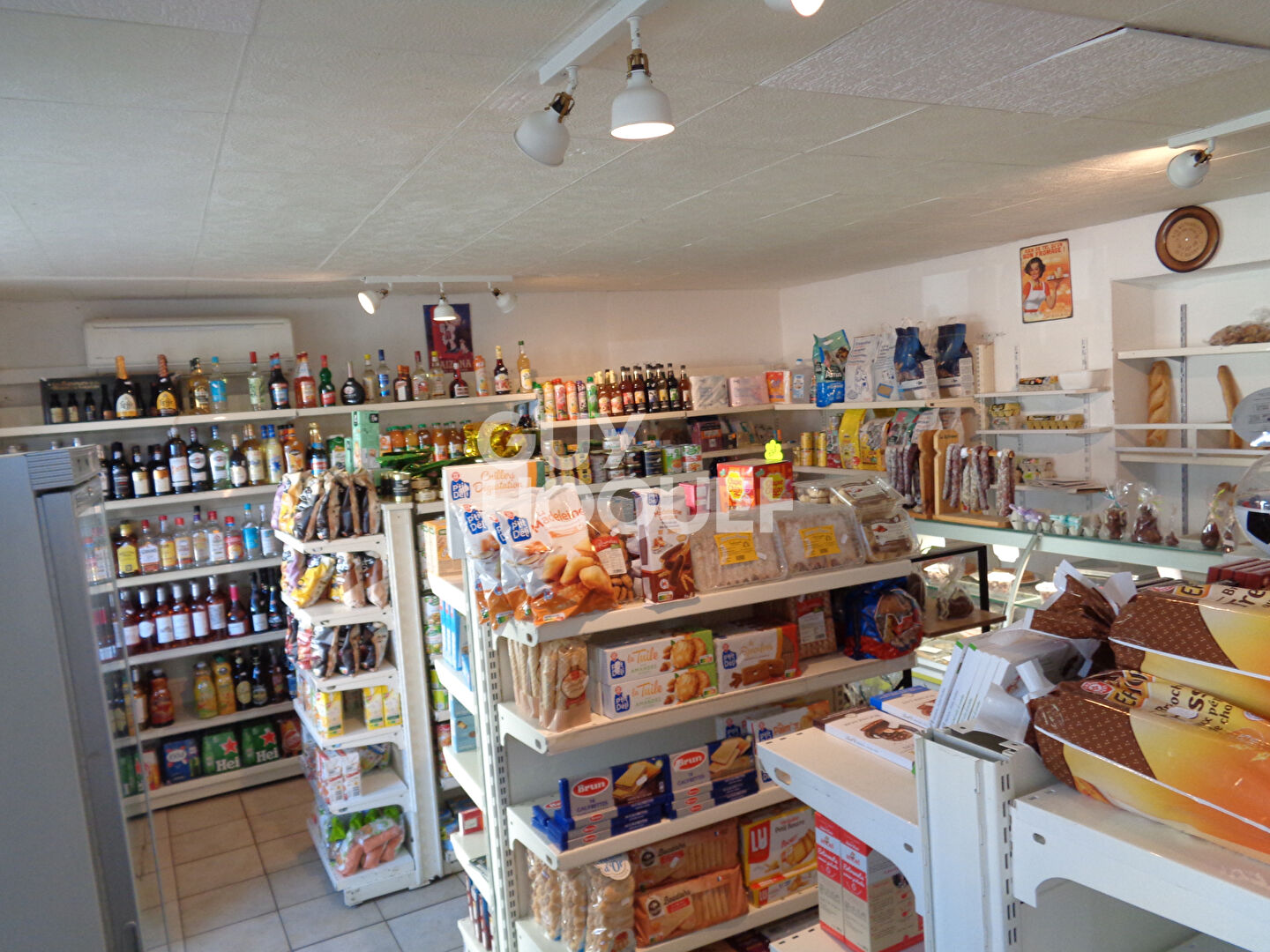 Maison d'habitation et fond de commerce 245 m2