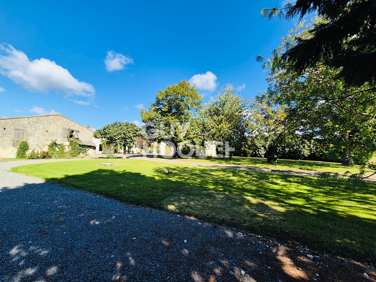 Joli corps de ferme avec vue