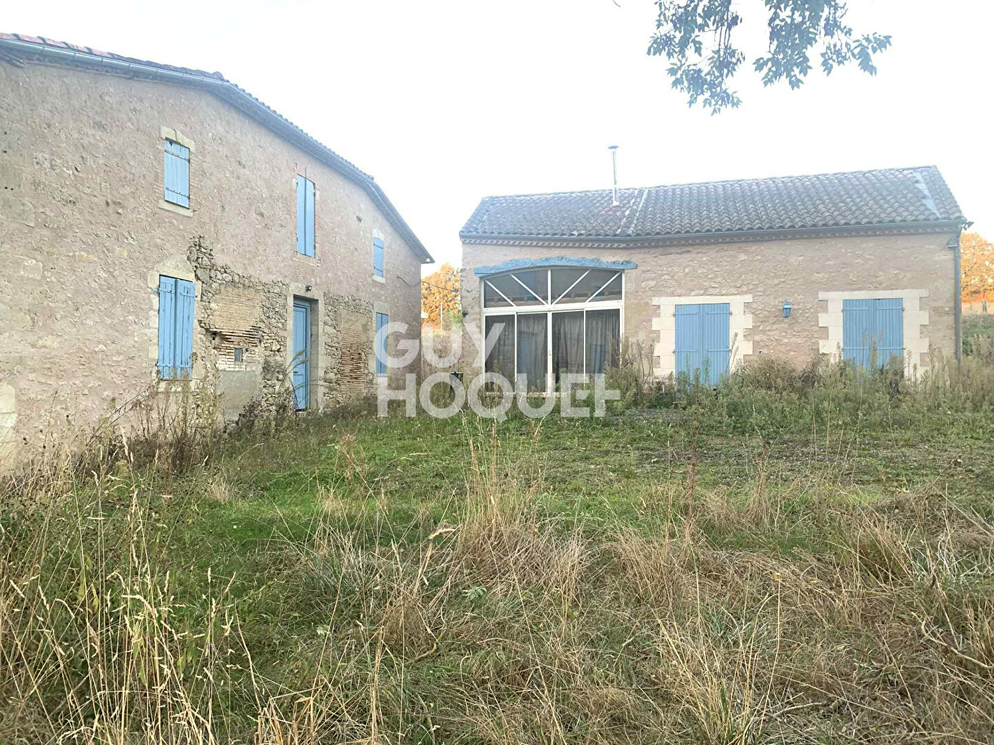 Ensemble immobilier avec maison, grange, et terrain