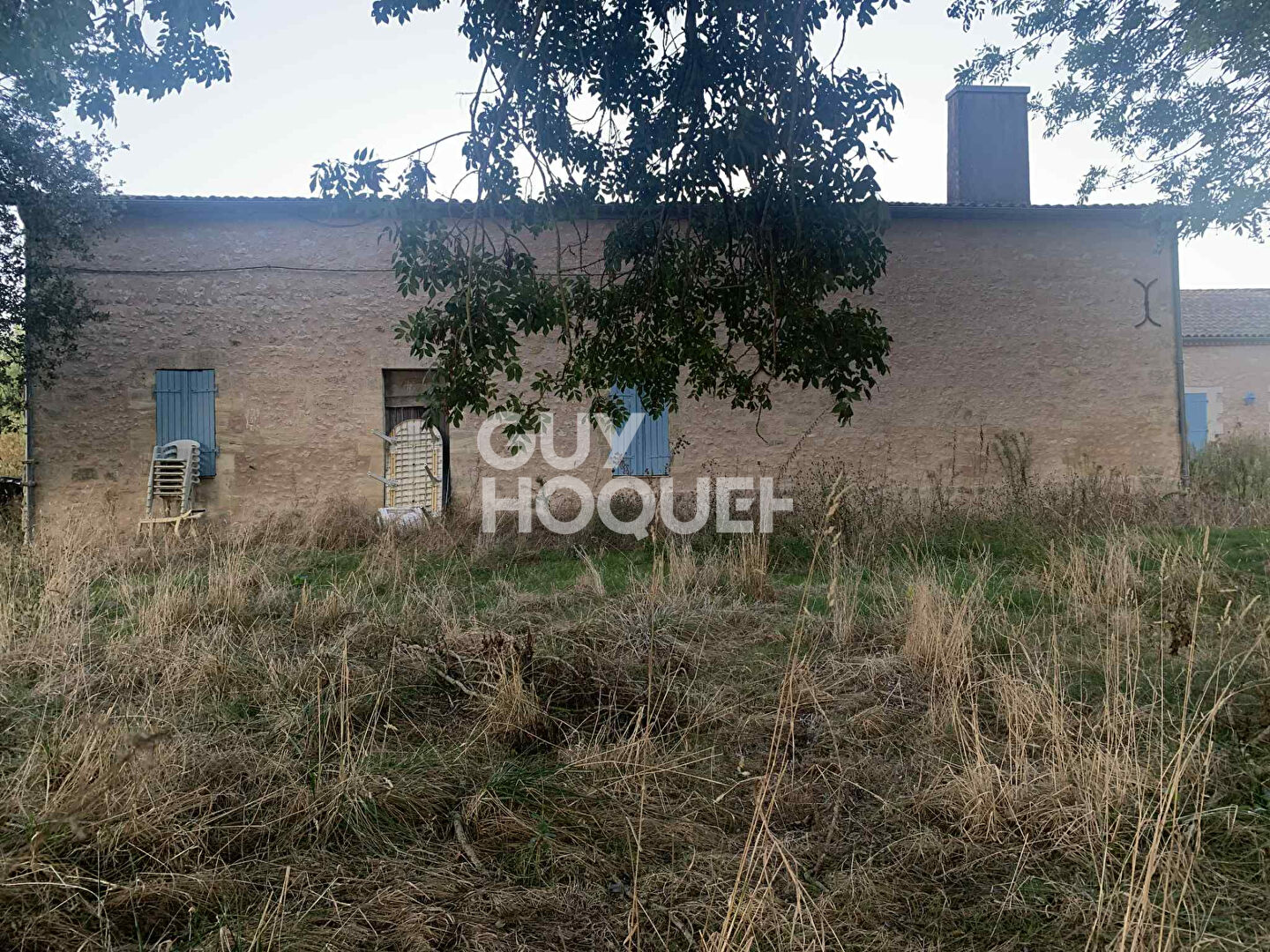 Ensemble immobilier avec maison, grange, et terrain