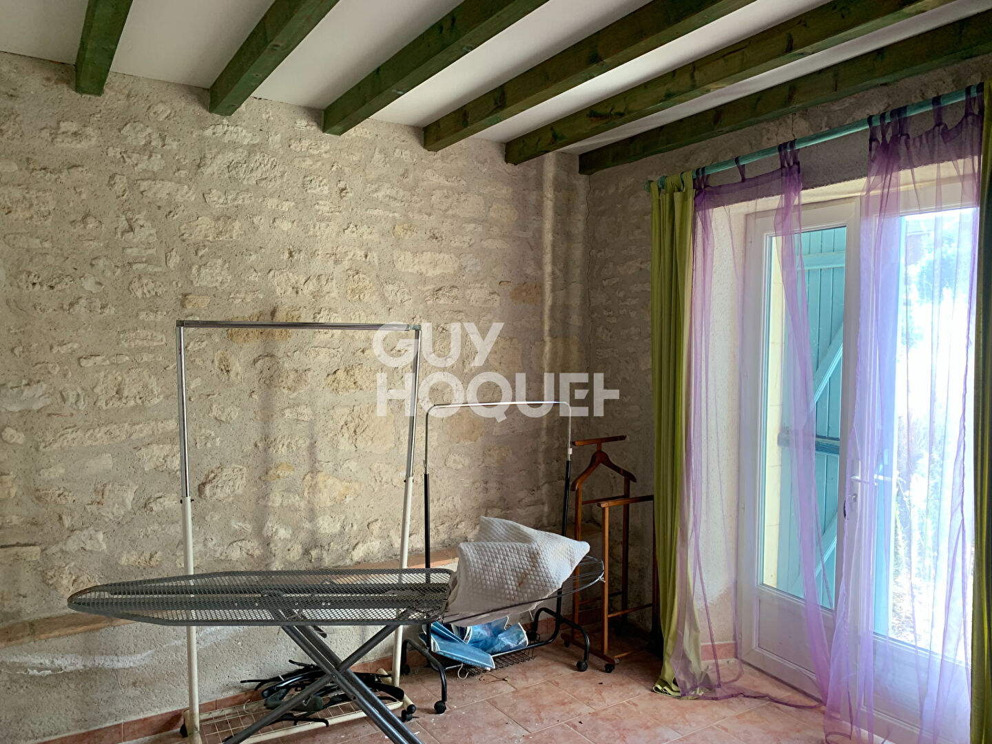 Ensemble immobilier avec maison, grange, et terrain