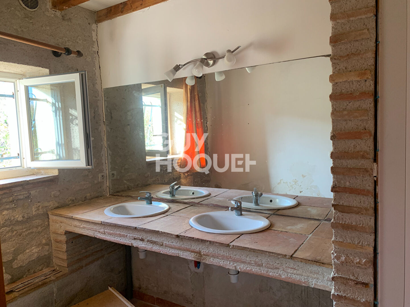 Ensemble immobilier avec maison, grange, et terrain