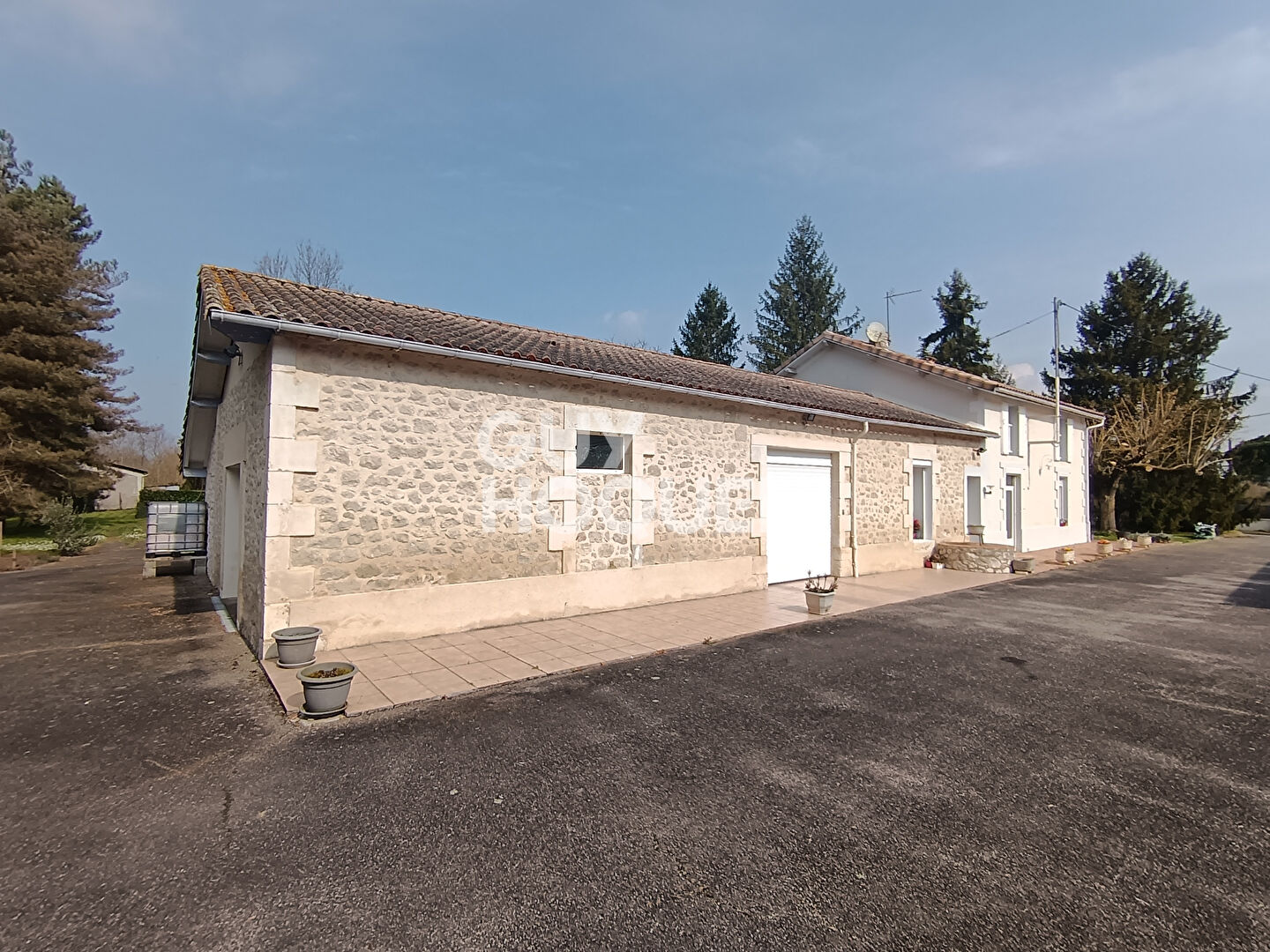 Maison familiale en pierre ? 5 chambres et dépendance