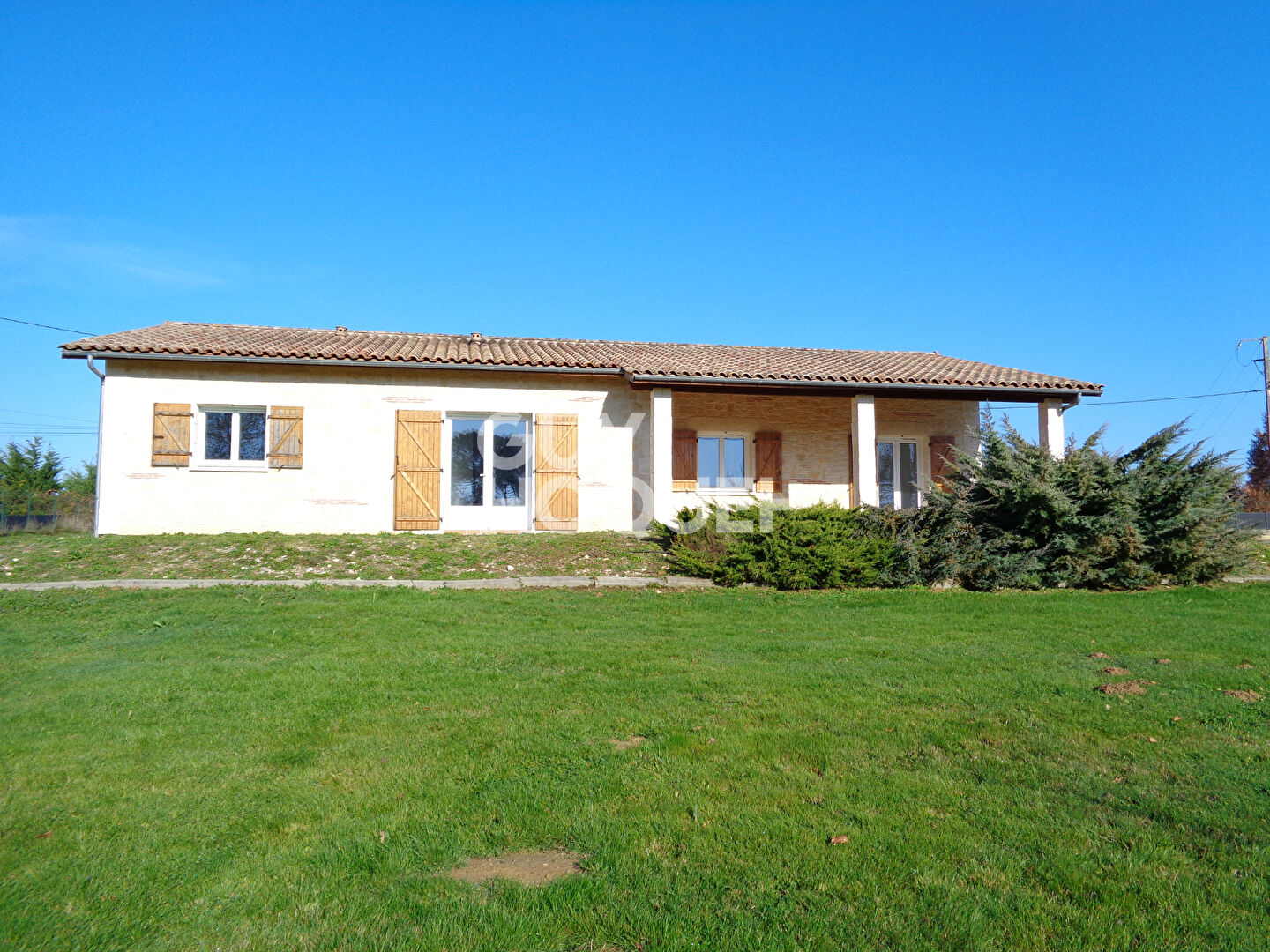 Maison de plain-pied avec 3 chambres, garage et jardin