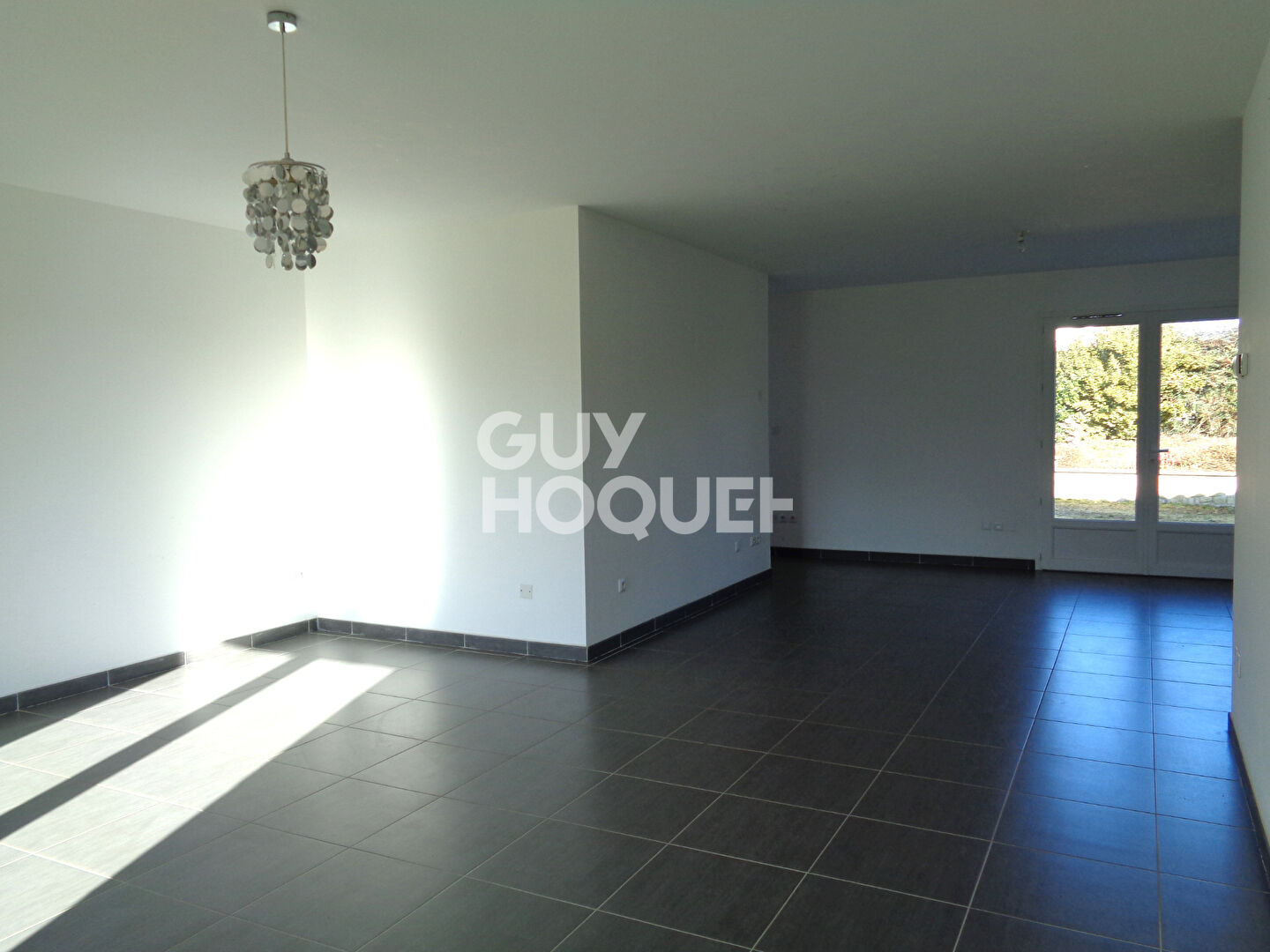 Maison de plain-pied avec 3 chambres, garage et jardin