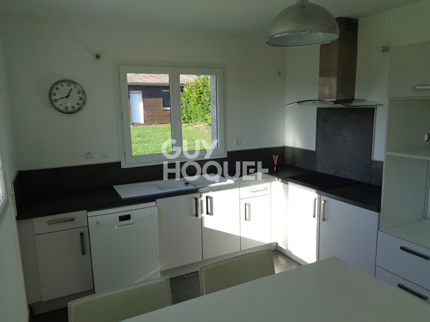 Maison de plain-pied avec 3 chambres, garage et jardin