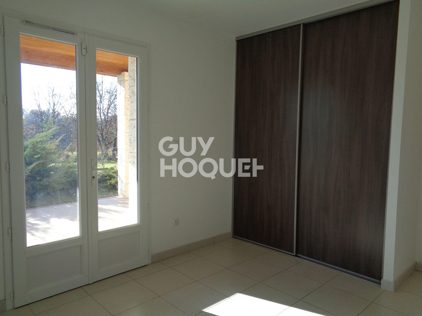 Maison de plain-pied avec 3 chambres, garage et jardin