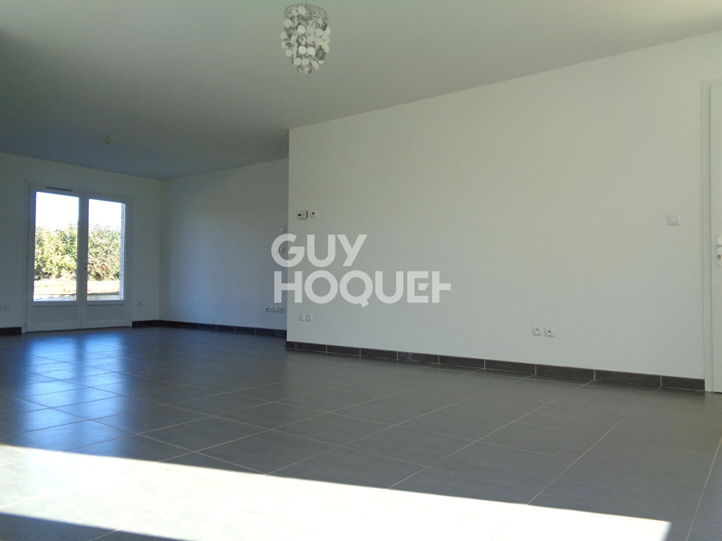 Maison de plain-pied avec 3 chambres, garage et jardin