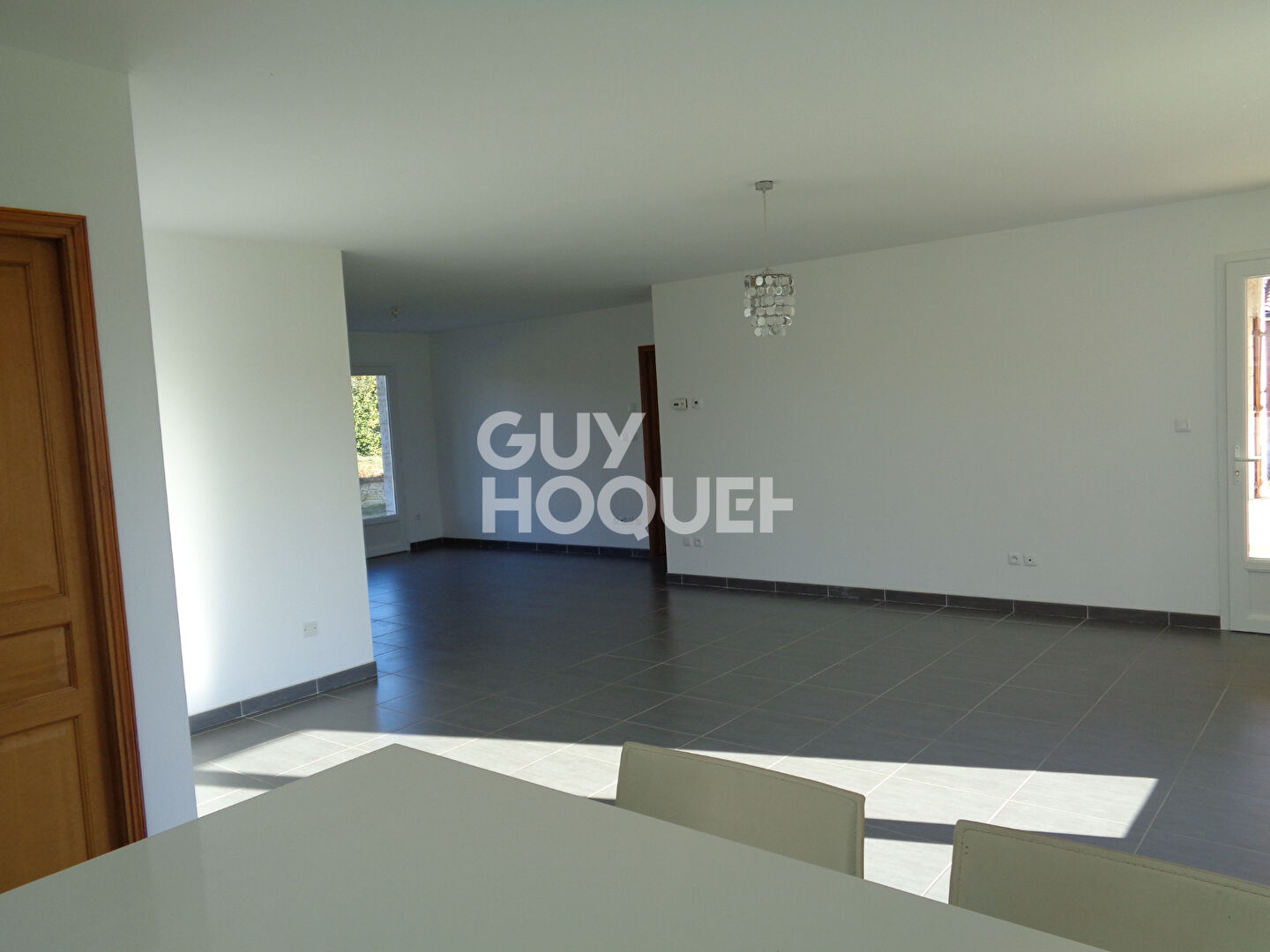 Maison de plain-pied avec 3 chambres, garage et jardin