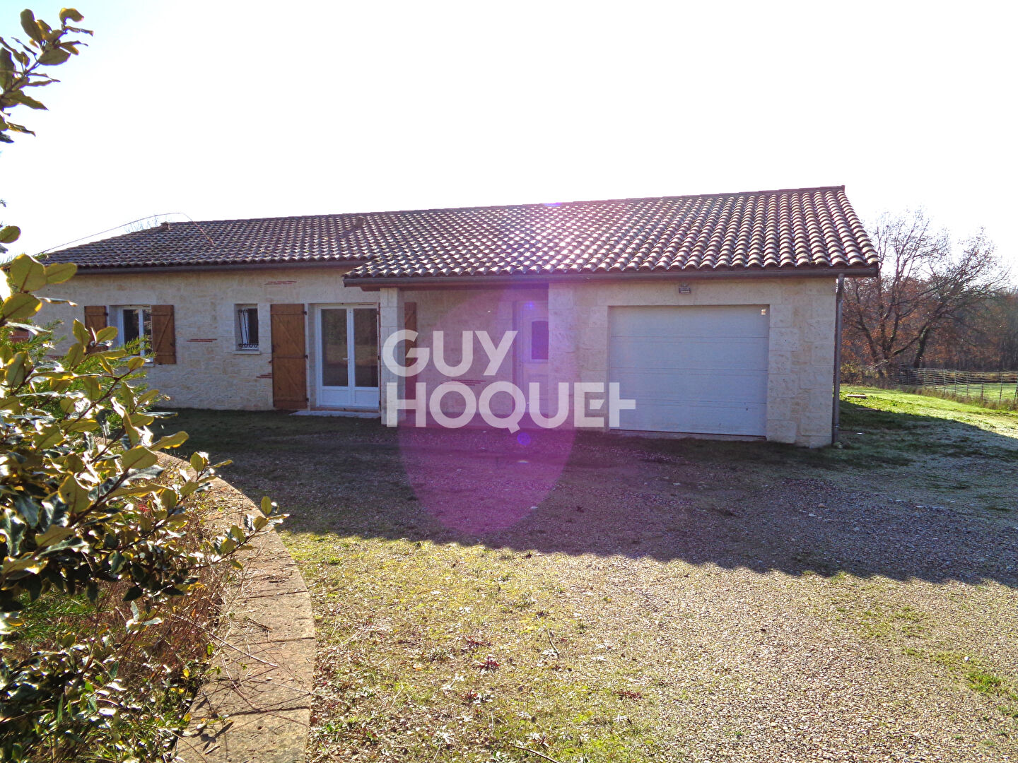 Maison de plain-pied avec 3 chambres, garage et jardin
