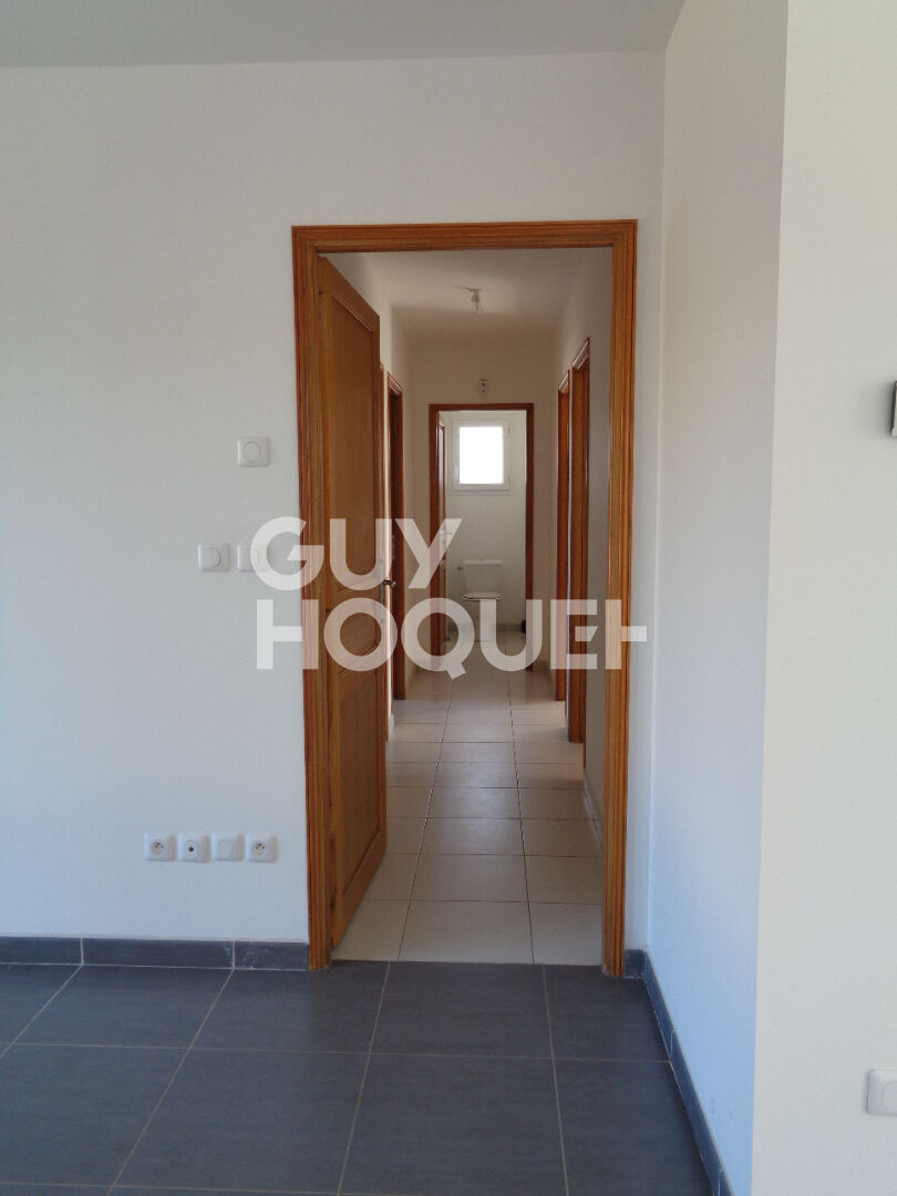 Maison de plain-pied avec 3 chambres, garage et jardin