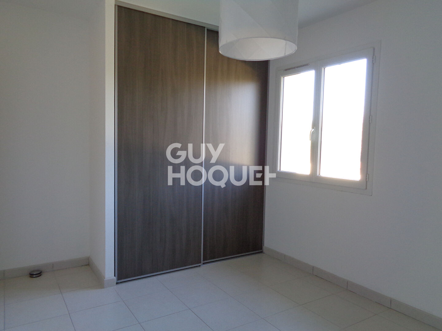 Maison de plain-pied avec 3 chambres, garage et jardin