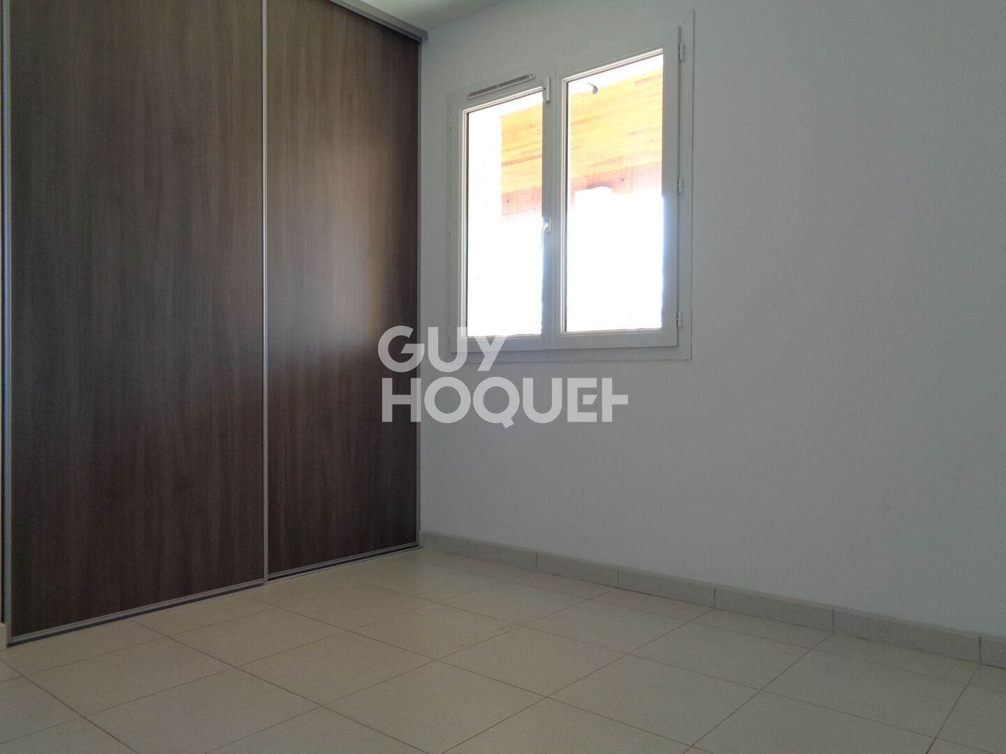 Maison de plain-pied avec 3 chambres, garage et jardin