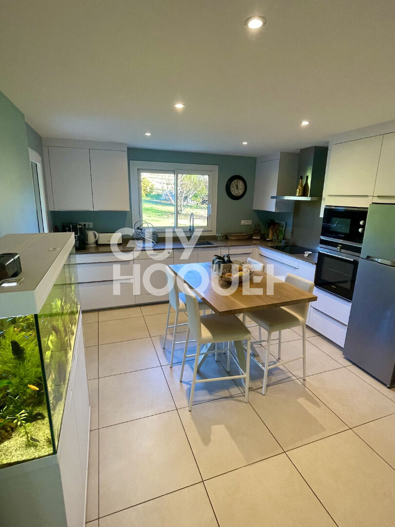 Villa d'architecte à Casteljaloux 235 m2 / 5 chambres / piscine / garage et jardin