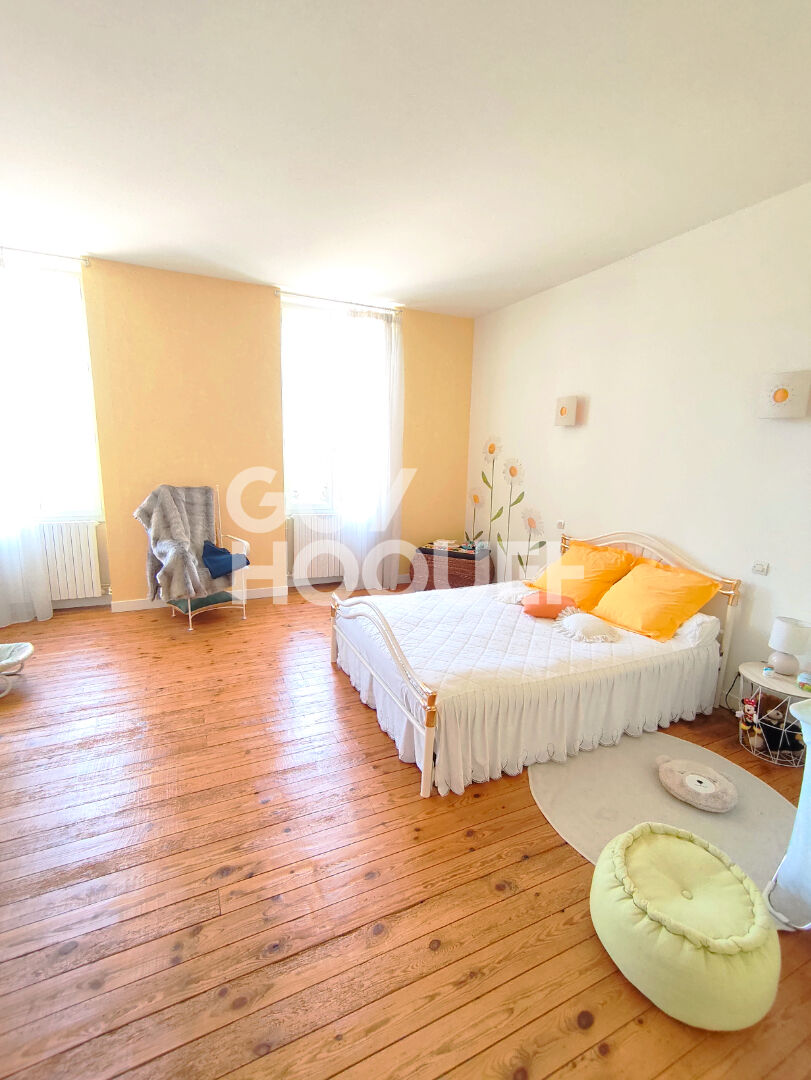 Maison bourgeoise avec dépendances et piscine