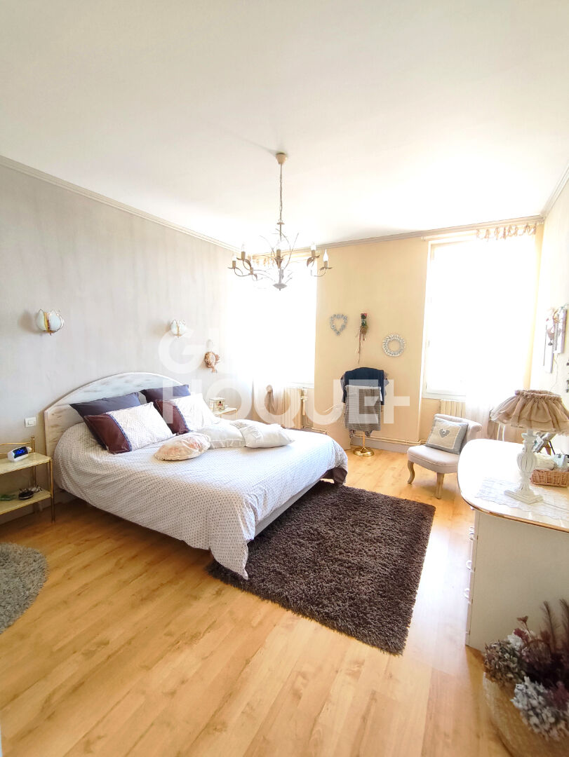 Maison bourgeoise avec dépendances et piscine