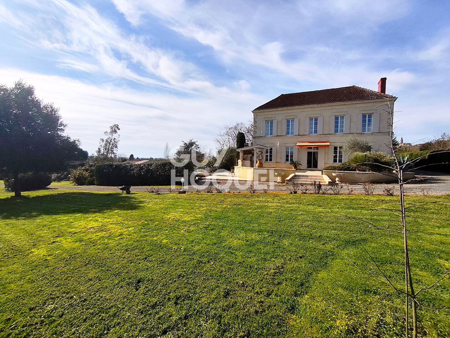 Maison bourgeoise avec dépendances et piscine