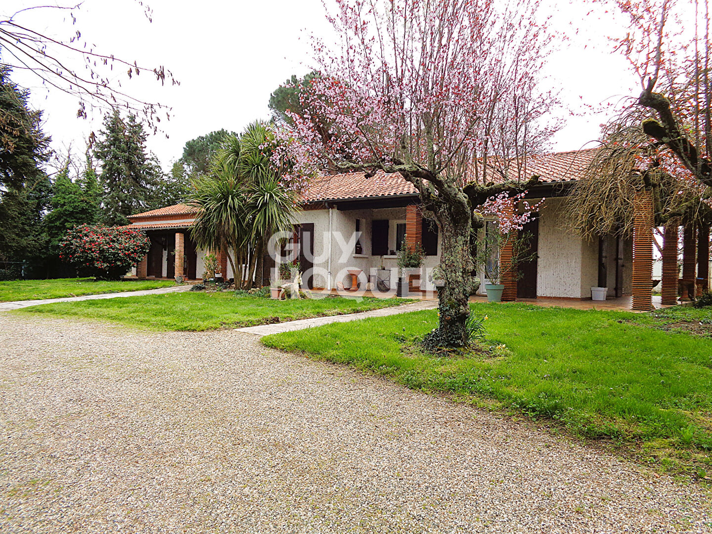 Maison familiale de plain-pied à la campagne /4 chambres et un bureau /jardin et ancienne ferme