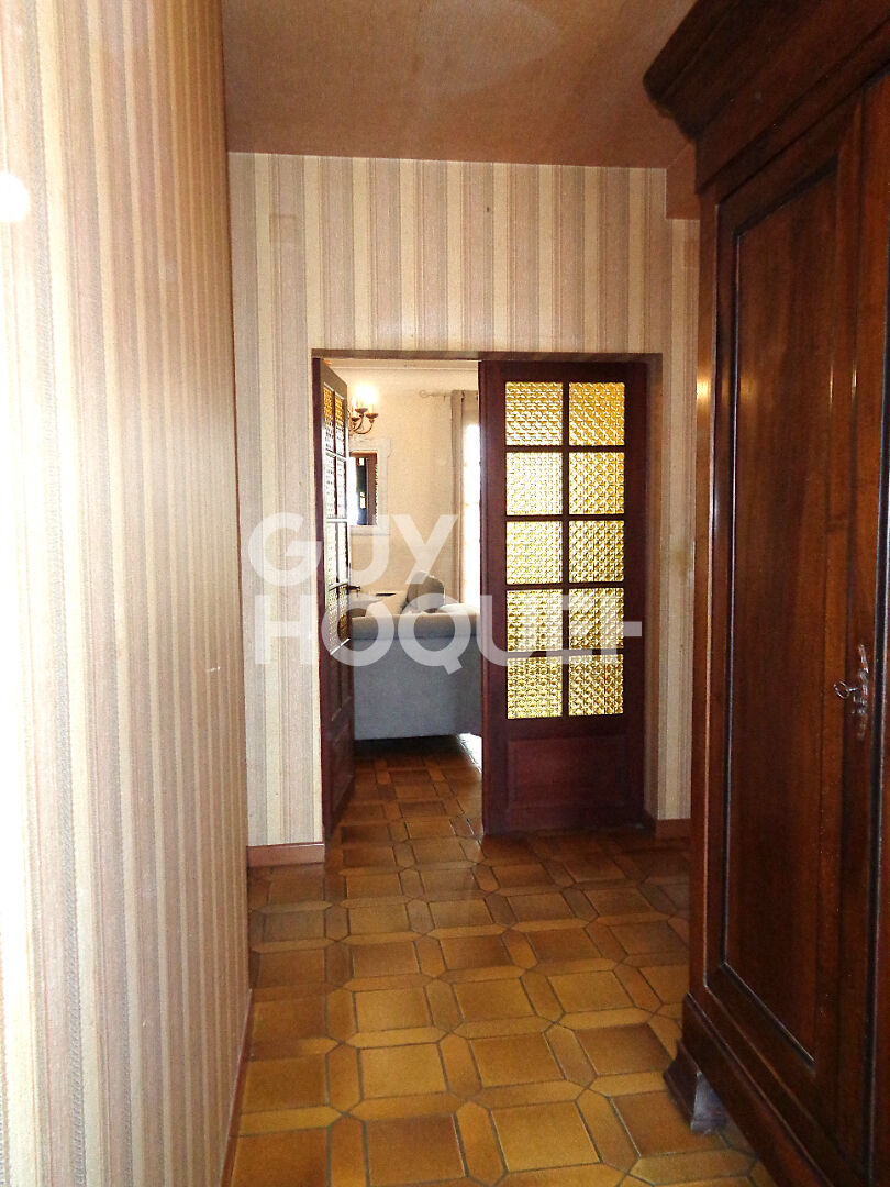 Maison familiale de plain-pied à la campagne /4 chambres et un bureau /jardin et ancienne ferme