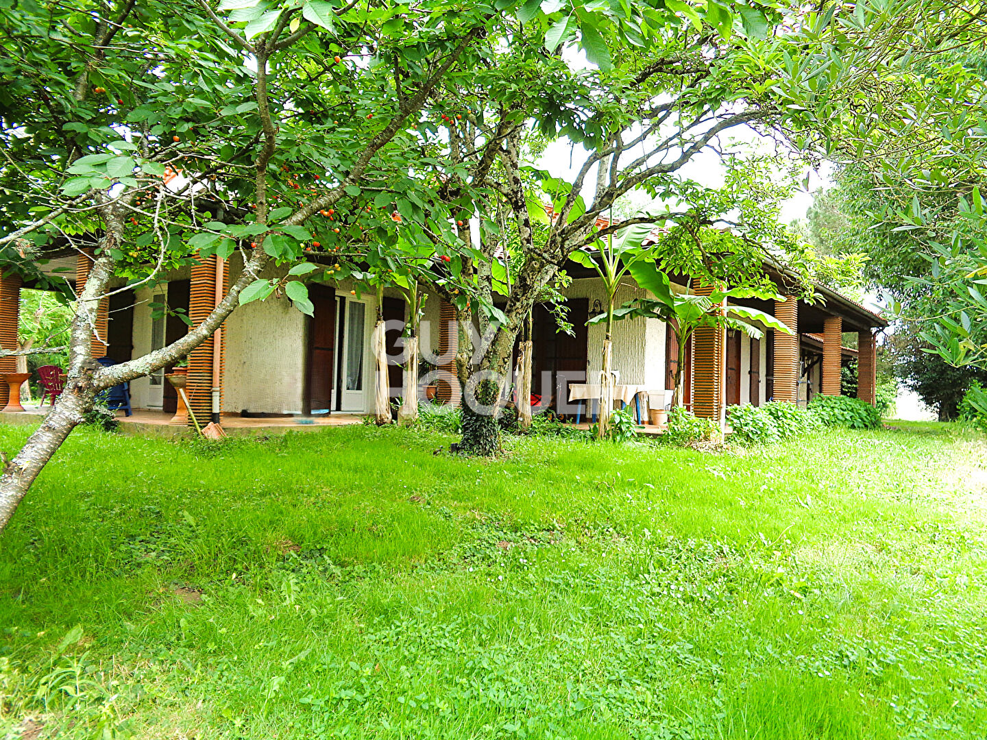 Maison familiale de plain-pied à la campagne /4 chambres et un bureau /jardin et ancienne ferme