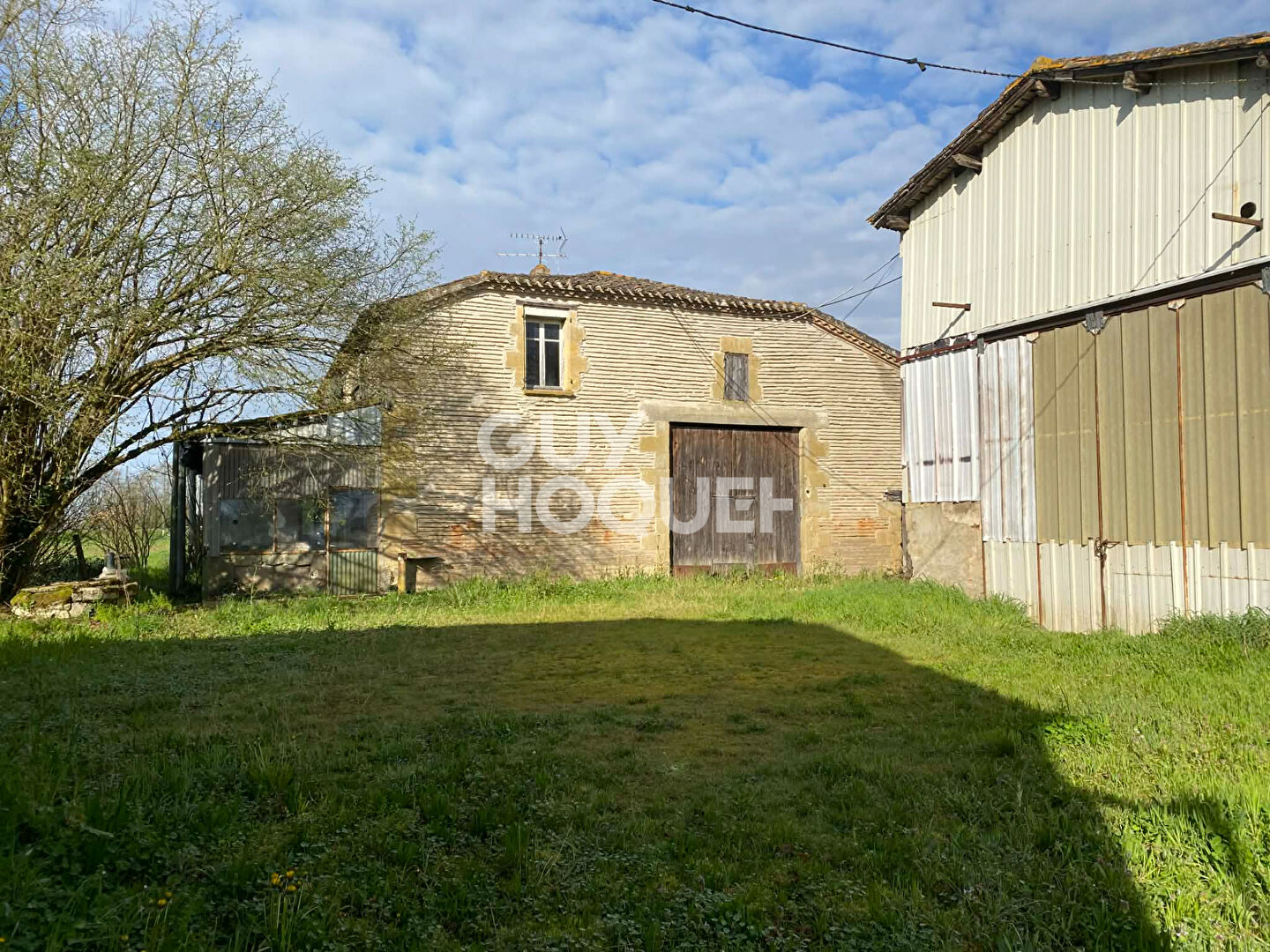 Ancienne ferme à rénover avec jardin et dépendances
