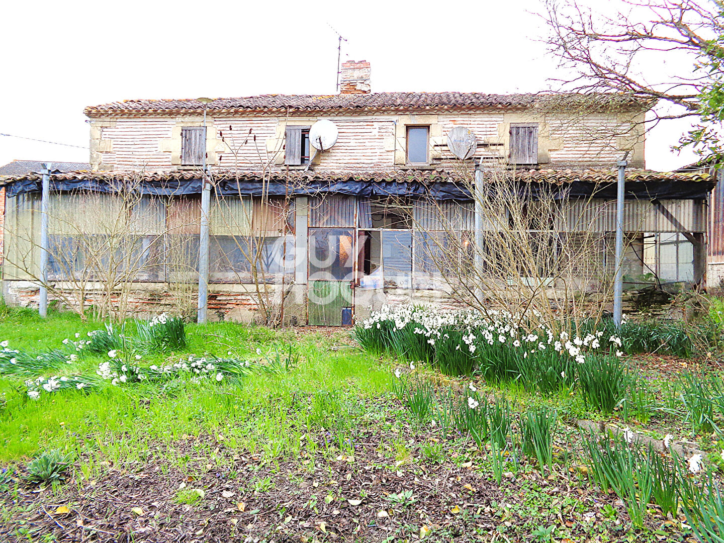 Ancienne ferme à rénover avec jardin et dépendances