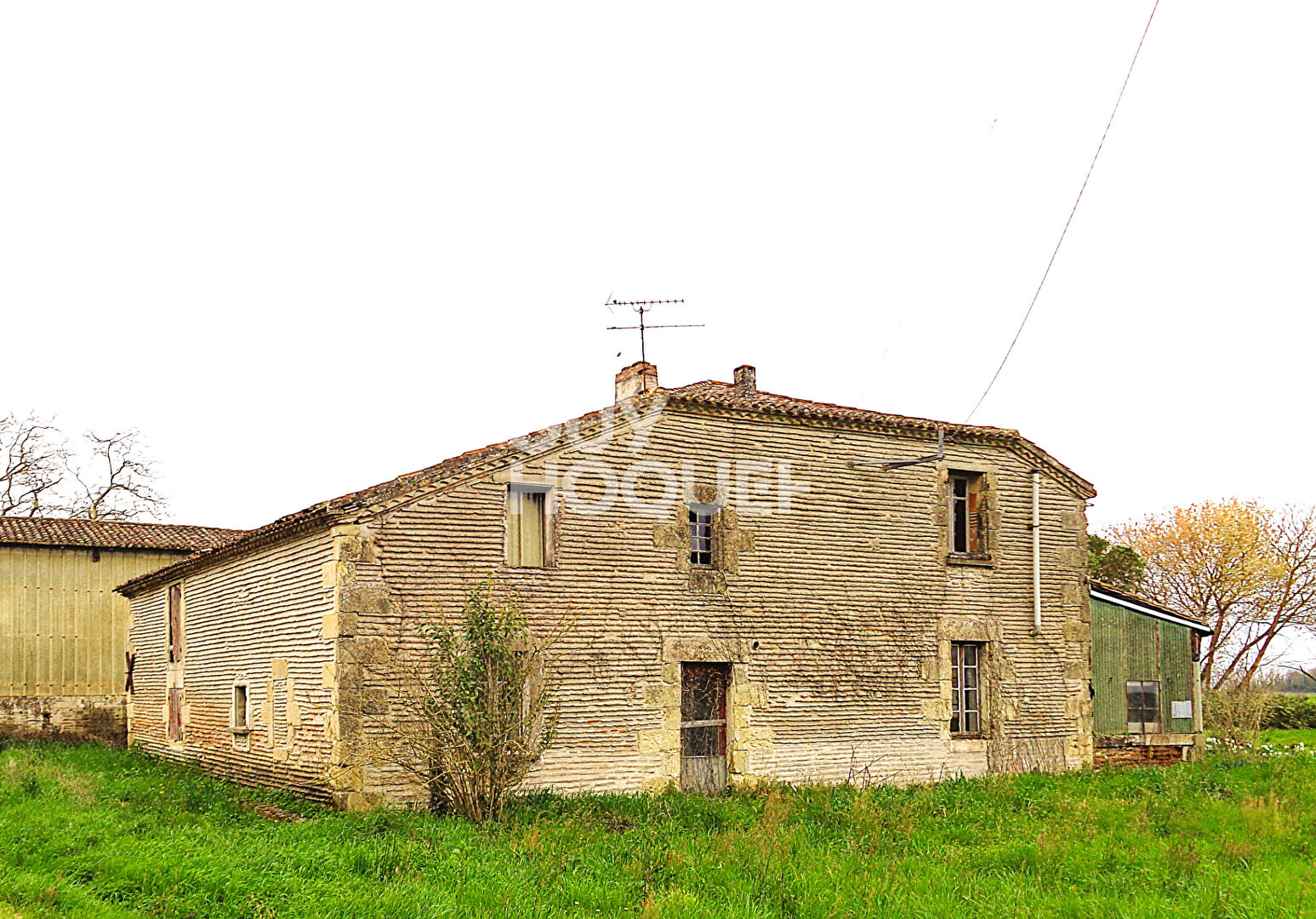 Ancienne ferme à rénover avec jardin et dépendances