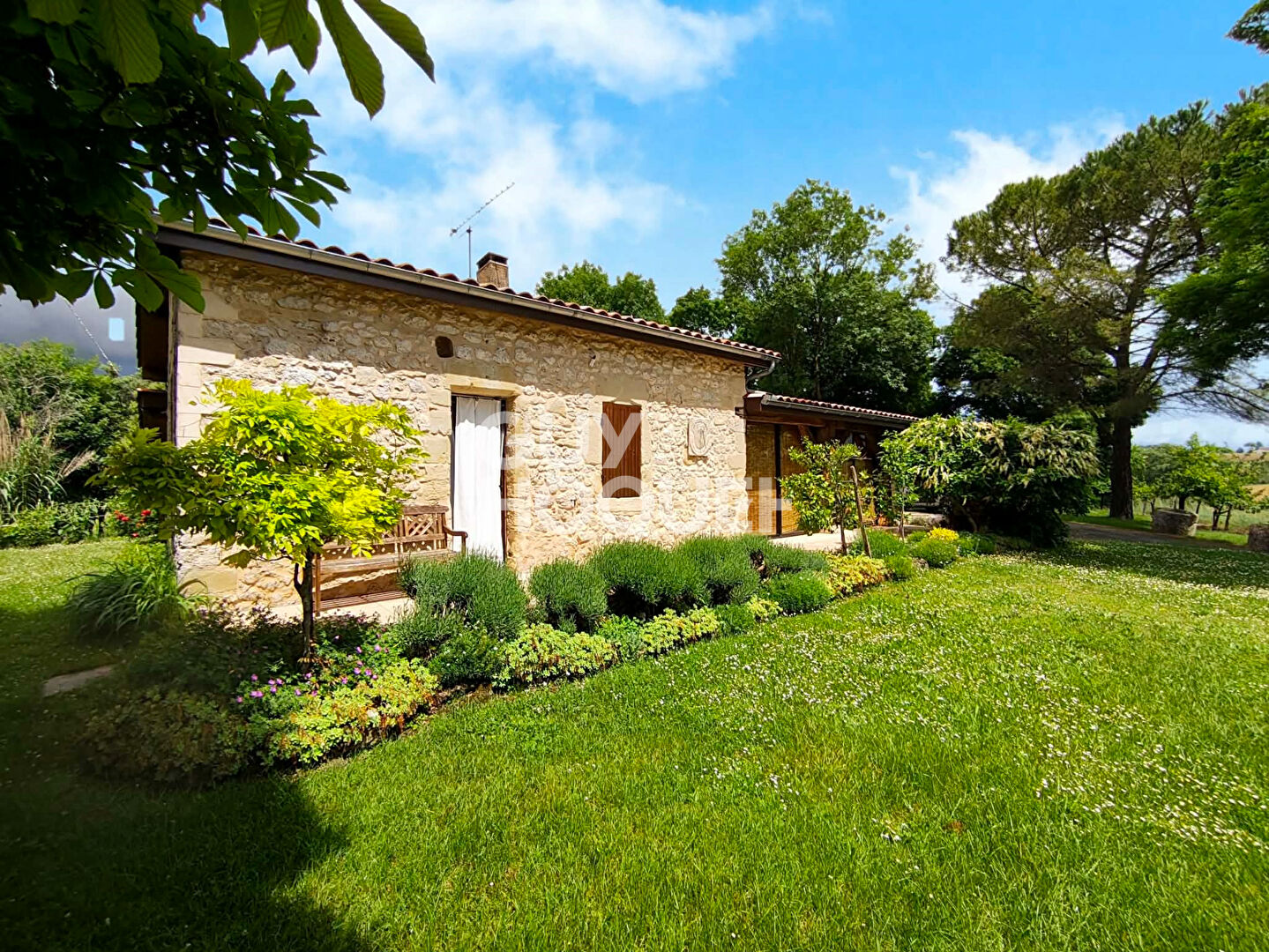 Charmante maison en pierre rénovée avec piscine Cadre campagne exceptionnel