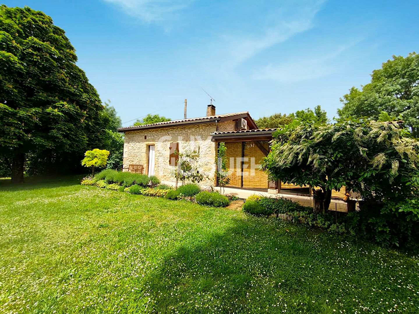 Charmante maison en pierre rénovée avec piscine Cadre campagne exceptionnel