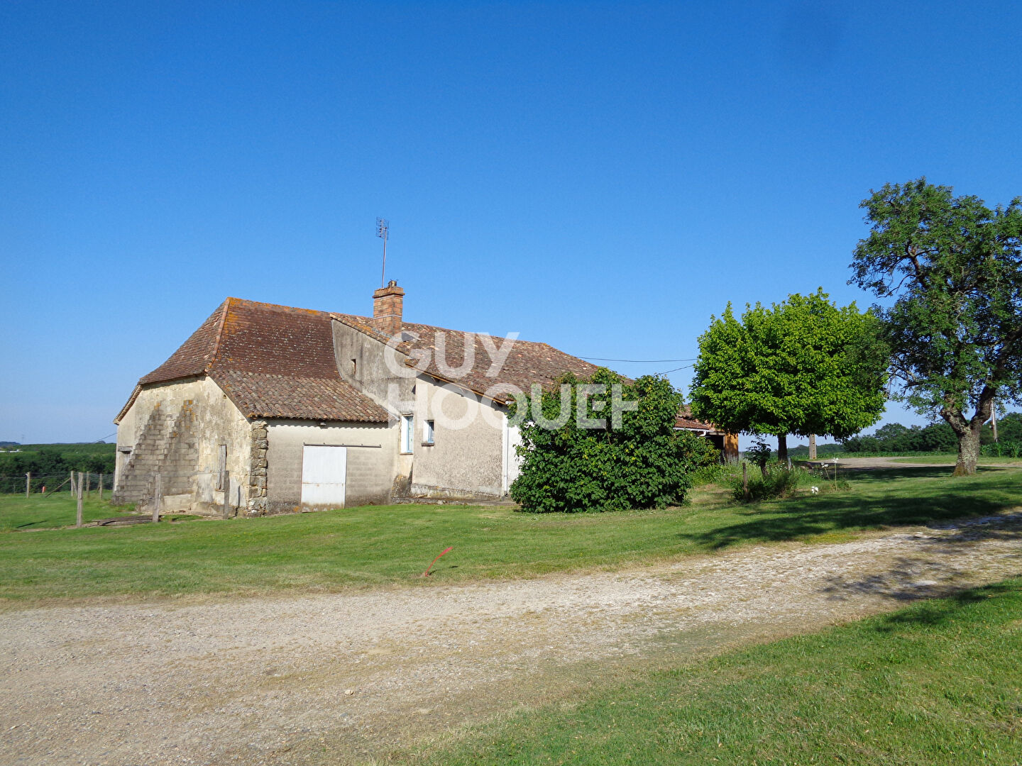 Ancien corps de ferme à rénover à la campagne