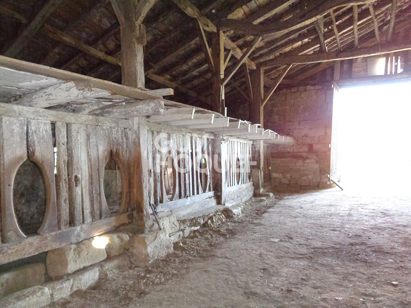 Ancien corps de ferme à rénover à la campagne